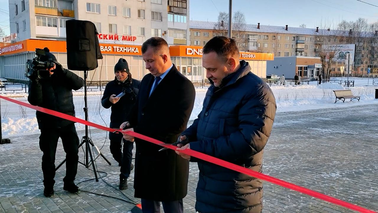 В Серове завершилась реконструкция улицы Заславского. На ней перенесли инженерные сети, уложили дорожное покрытие на двух полосах дороги и тротуарную плитку в пешеходной зоне, а также были установлены скамейки, новые опоры освещения, высажены деревья и кустарники  «В общем по этому году у нас с вами установлен очередной рекорд: почти 14 километров дорог в этом году мы реконструировали и сделали капремонты. Таких цифр и объемов у нас с вами не было никогда! Поздравляю вас с открытием улицы», — отметил Василий Сизиков на церемонии открытия.  В пресс-службе администрации обращают внимание автомобилистов Серова на изменение движения по открытому участку. По нечетной стороне ул. Заславского одностороннее движение будет осуществляться от ул. Кирова до ул. Ленина. По четной стороне одностороннее движение — от ул. Ленина до ул. Кирова.    пресс-служба администрации Серовского городского округа   Подписаться на «ОГ» Прислать новость Поддержать канал