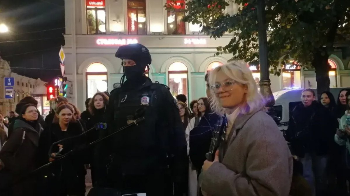 Полиция задержала уличную певицу после сообщения от главреда издания Регнум Марины Ахмедовой Сегодня стало известно что полиция Петербурга задержала певицу Диану Логинову псевдоним Наоко участницу музыкальной группы стоптайм Девушка исполняла на улицах города песни авторов признанных иноагентами Вчера накануне задержания на деятельность группы обратила внимание Марина Ахмедова главный редактор информагентства и интернет издания Регнум член Совета по правам человека при президенте РФ В своём посте она заявила что такие концерты могут служить формой протеста Люди целенаправленно выходят выражать протест Некоторые едут из других городов В комментариях протестная публика Марина Ахмедова журналистка с ноября 2022 ого занимает должность главного редактора издания Регнум Её назначение последовало после внезапной смены руководства Тогда бывший главред Регнума Модест Колеров называл произошедшее рейдерским захватом Фото MR7