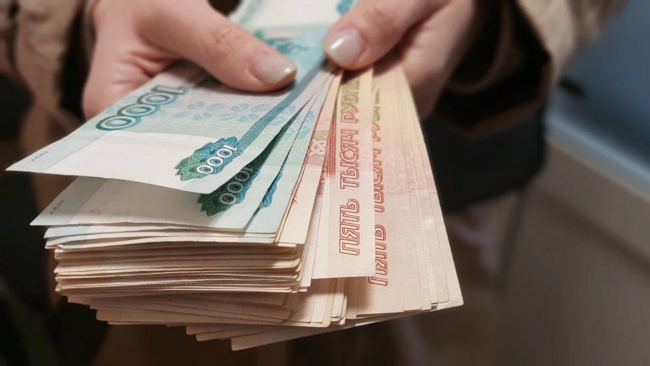 Жители Челябинска рассказали готовы ли пойти на уступки в зарплате ради работы Согласно исследованию проведенному hh ru в четвертом квартале 2025 года более половины респондентов из Челябинска 54 заявили что не готовы идти на компромиссы по сумме зарплаты даже если им гарантируют трудоустройство или сохранение рабочего места Интересно что готовность к уступкам в зарплатных ожиданиях варьируется в зависимости от возраста работников Наиболее стойкими к изменениям оказались опытные специалисты в возрасте от 35 до 54 лет В частности 56 работников в возрасте 35 44 лет и 52 в возрасте 45 54 лет не собираются снижать свои зарплатные аппетиты В то же время молодые кандидаты до 18 лет проявляют гибкость только 21 из них готовы отказываться от своих желаемых доходов при условии трудоустройства Наиболее настойчивыми в своих зарплатных требованиях оказались специалисты из сфер инвестиций консалтинга административный персонал строительство недвижимость транспорт и сервисное обслуживание С другой стороны наиболее гибкими стали специалисты в сферах информационных технологий домашнего и обслуживающего персонала маркетинга и рекламы а также искусства и развлечений Интересно что 23 жителей Челябинской области готовы адаптировать свои зарплатные ожидания в зависимости от рыночной ситуации и возможностей работодателей Подписывайтесь на Вести Южный Урал в MAХ