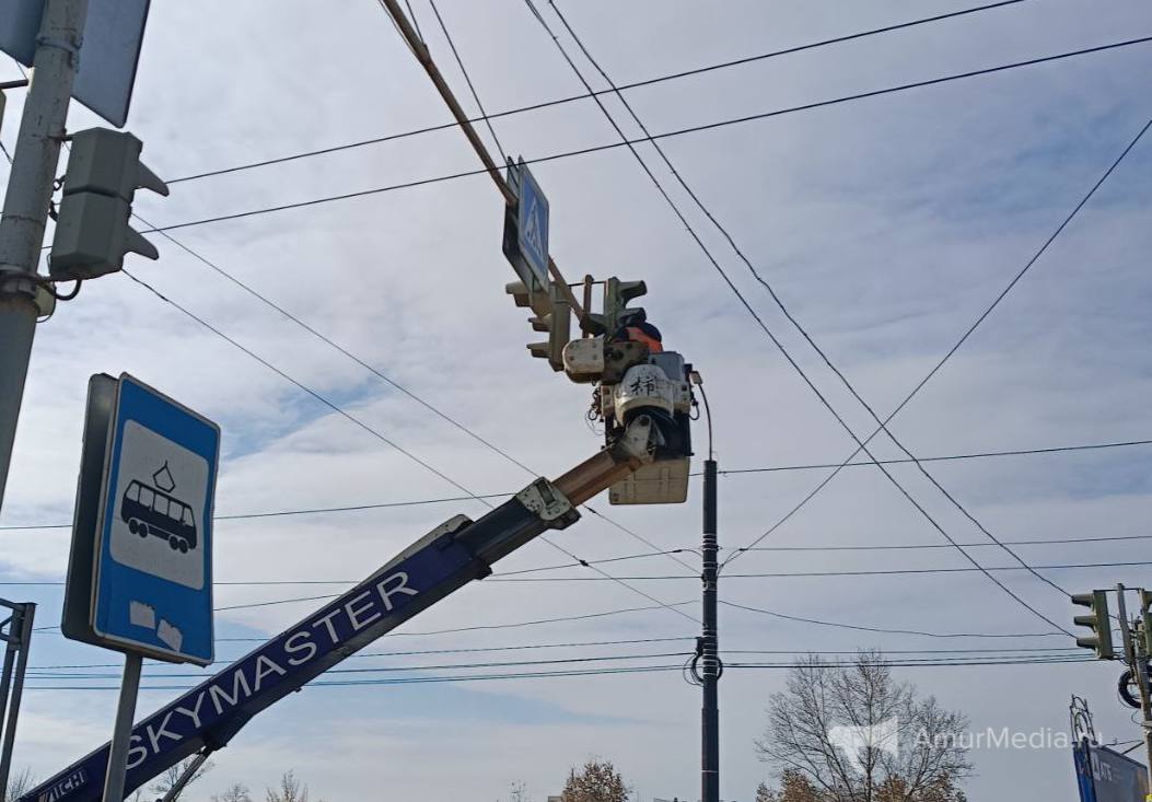 В Хабаровске продолжается замена светофоров на перекрестке улиц Морозова Вахова Работы на этом участке продлятся до 21 ноября Сейчас светофоры временно отключены рабочие демонтируют изношенные опоры и устанавливают новые усиленные конструкции по всем четырем направлениям Также на перекрестке появляются новые дорожные знаки Всего заменят 16 светофорных объектов   AmurMedia Прислать новость