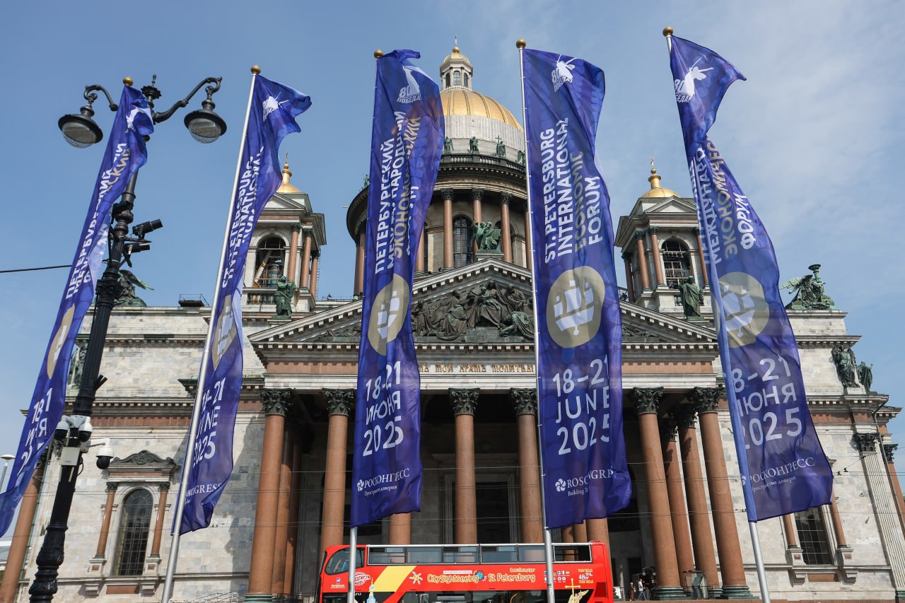 Суд в Петербурге рассмотрит дело о мошенничестве с аккредитациями на ПМЭФ Петроградский районный суд Санкт Петербурга зарегистрировал дело в отношении двух человек обвиняемых в мошенничестве По версии следствия они незаконно продали несколько аккредитаций на Петербургский международный экономический форум ПМЭФ сообщили в объединенной пресс службе судов Петербурга   Следствие полагает что обвиняемые в 2025 г предложили представителю неназванной компании организовать посещение ПМЭФ для ее сотрудников по цене 300 000 руб с человека Мошенники выдали сотрудников компании за журналистов чтобы получить для них бесплатную аккредитацию а денежные средства присвоить  В результате трое сотрудников юридического лица были аккредитованы в Росконгрессе как представители Sminews а злоумышленники получили 900 000 руб  Фигурантам предъявлено обвинение по ч 3 ст 159 УК РФ мошенничество По делу назначено судебное заседание на котором будет решаться вопрос о мере пресечения Фонд Росконгресс Подпишитесь на Ведомости Северо Запад
