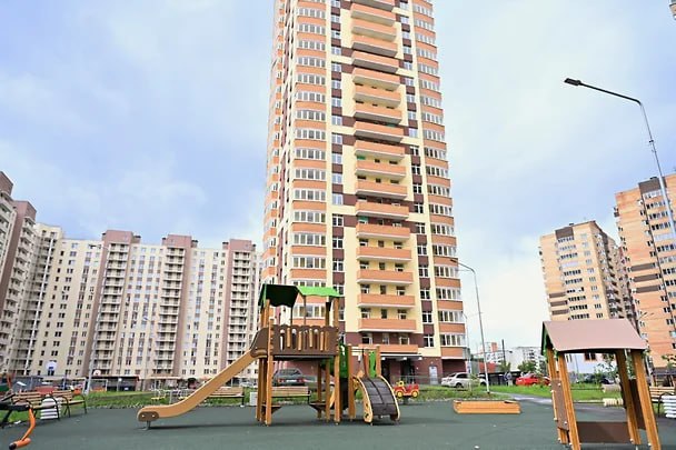 В Прикамье ввели в эксплуатацию последний долгострой В Индустриальном районе Перми на ул. Карпинского, 110а ввели в эксплуатацию последний в регионе долгострой, сообщил губернатор Пермского края Дмитрий Махонин в своем telegram-канале. Бывший проблемный объект входит в состав ЖК «Триумф». II очередь». По данным пресс-службы краевого правительства, над завершением дома работал региональный Фонд защиты прав граждан-участников строительства. Недавно фонд получил необходимые разрешительные документы по вводу объекта в эксплуатацию.