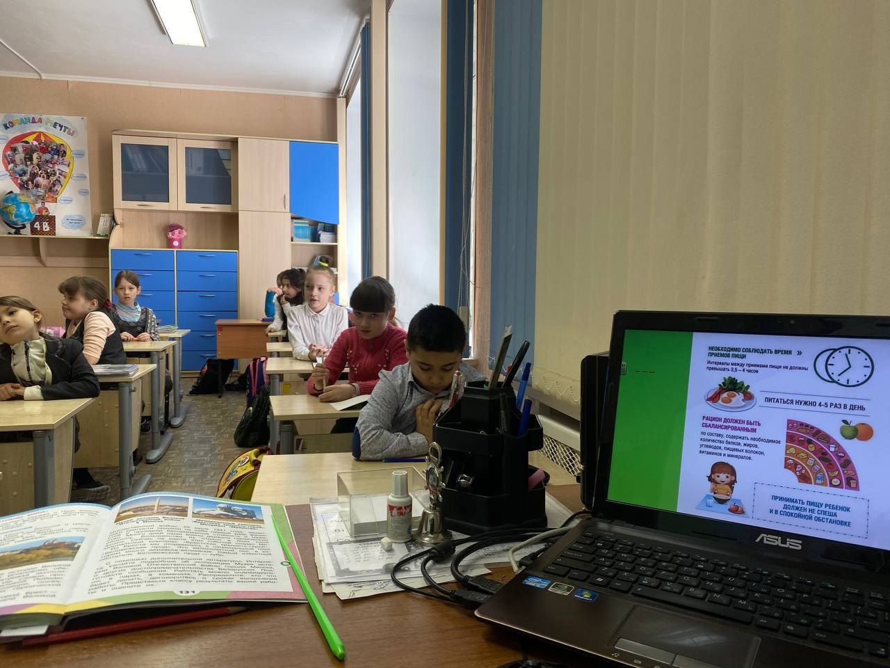 В рязанских школах прошел тематический урок. Волонтеры Центра «Мой выбор» провели беседу «В ритме ЗОЖ», направленную на приобщение детей к ведению здорового образа жизни, для учащихся начальных классов школы № 57. В рамках разговора были показаны видео, нацеленные на изучение различных терминов и факторов, влияющих на здоровье человека, а также пропаганду здорового образа жизни. Также в школе № 64 волонтерами Центра была проведена ролевая игра «Закон един», направленная на профилактику преступности в сфере незаконного оборота наркотиков путем разбора ситуационных задач и проведения дебатов среди участников. В мероприятиях приняли участие около 100 городских школьников.