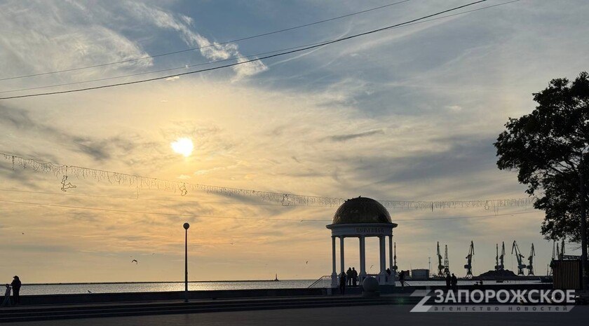 Минстрой генплан Бердянская это перезагрузка города под современную инфраструктуру Генеральный план городского округа Бердянск утверждён для перезагрузки экономики и создания современной инфраструктуры а также поможет определить развитие территории на следующие 20 лет заявил глава Минстроя РФ Ирек Файзуллин В рамках документа запланировано строительство и модернизация социальных объектов детских садов школ библиотек учреждений здравоохранения культуры и спорта Генплан также предполагает развитие транспортно логистической инфраструктуры строительство более 60 км дорог и мостов расширение маршрутной сети Предусмотрено строительство нового железнодорожного подхода к морскому порту Бердянск ZaVtra Обратная связь