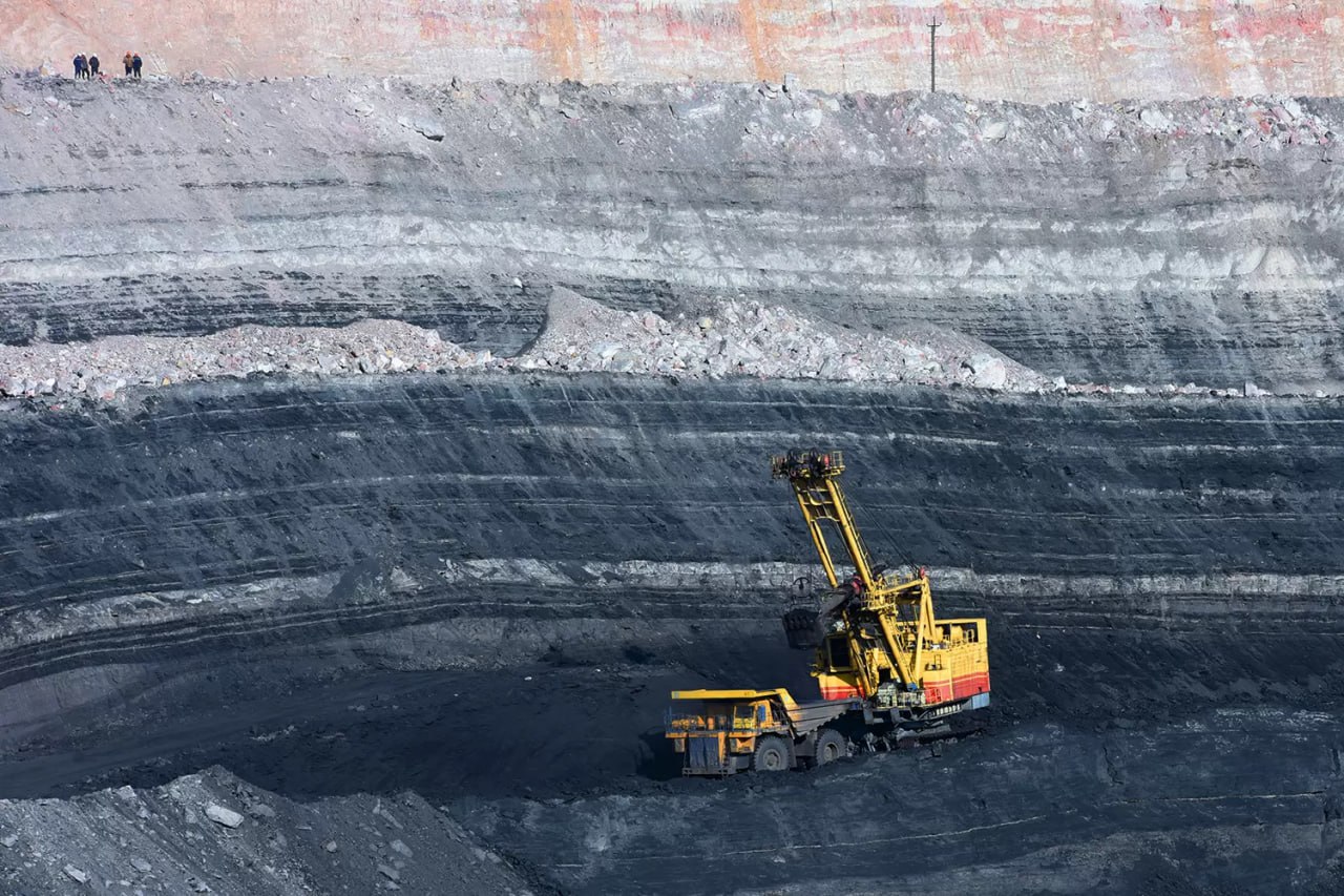 Кузбасские власти прогнозируют рекордно низкую добычу угля в 2026 году НАСТОЯЩИЙ МАТЕРИАЛ ИНФОРМАЦИЯ ПРОИЗВЕДЕН И РАСПРОСТРАНЕН ИНОСТРАННЫМ АГЕНТОМ КЕДР МЕДИА ЛИБО КАСАЕТСЯ ДЕЯТЕЛЬНОСТИ ИНОСТРАННОГО АГЕНТА КЕДР МЕДИА 18 По оценкам чиновников в Кемеровской области добудут около 170 млн тонн угля Это будет минимальный объем за последние два десятилетия Причины в падении цен на уголь санкциях логистических трудностях и снижении спроса на ископаемое топливо По словам первого замгубернатора Андрея Панова за последние два года из за проблем в угольной отрасли региональный бюджет недополучил более 90 млрд рублей и недополучит еще 40 млрд рублей Происходящее Панов называет управляемым сжатием   Подробнее на сайте  Уголь один из главных источников экологических проблем Кузбасса Больше о нем на Экокарте и в нашем репортаже Фото Журнал Глобус Поддержать Кедр Подписаться Вступить в Шишки Купить мерч