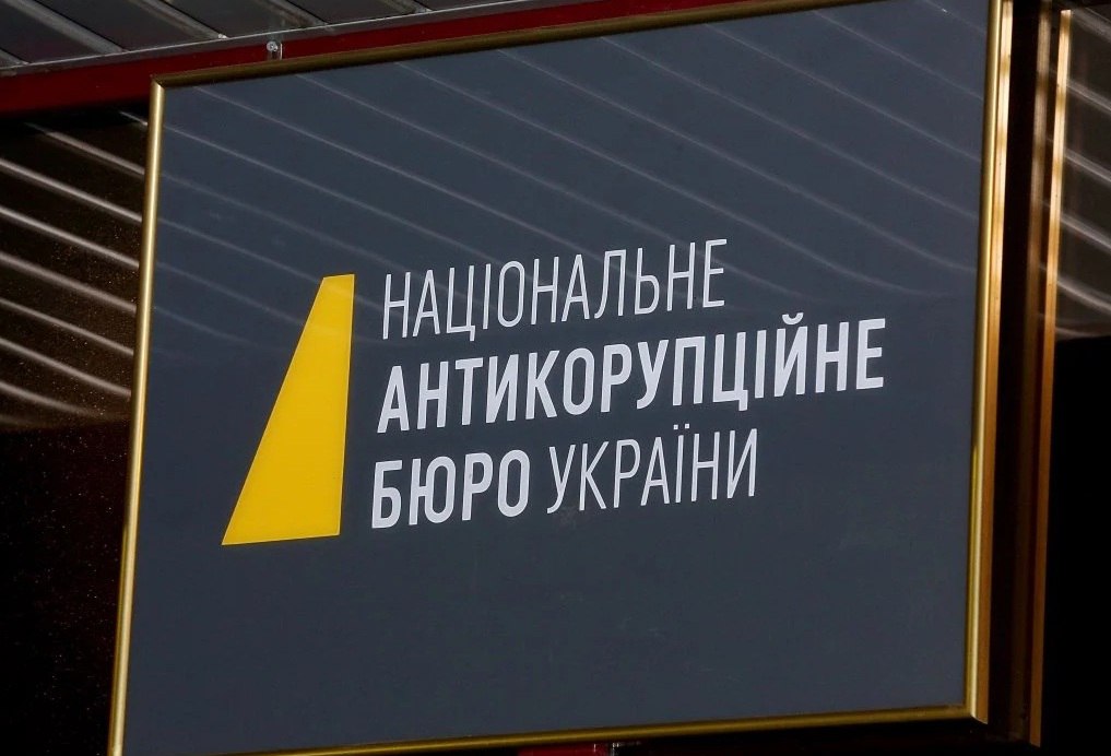 А быстро там Детектива НАБУ Руслана Магомедрасулова обвиняемого в государственной измене освободили из под стражи На этом настаивал представитель прокуратуры чем вызвал некоторое недоумение даже у судьи которая заметила что так то УПК Салорейха не разрешает отпускать на свободу подозреваемых в госизмене но прокурор настоял на своём Собственно история там довольно простая Магомедрасулова обвинили в госизмене на основании откровенно туфтовых доказательств в рамках попытки Офиса президента наехать на НАБУ руками СБУ Параллельно закрыли в СИЗО также и его отца того освободили ещё вчера а теперь пришла очередь и самого детектива Логика происходящего понятна после низвержения Ермака правоохранители спешно перестраиваются под новые условия работы а если перестраиваться мешают какие то там нормы законодательства вроде запрета освобождать подозреваемых в госизмене то ну его нафиг эти нормы политическая целесообразность рулит То что у Салорейха вместо правовой системы чем дальше тем больше напоминает обыкновенный цирк и этого уже даже не пытаются скрыть Канал МОНТЯН Все каналы МОНТЯН Помочь Донбассу