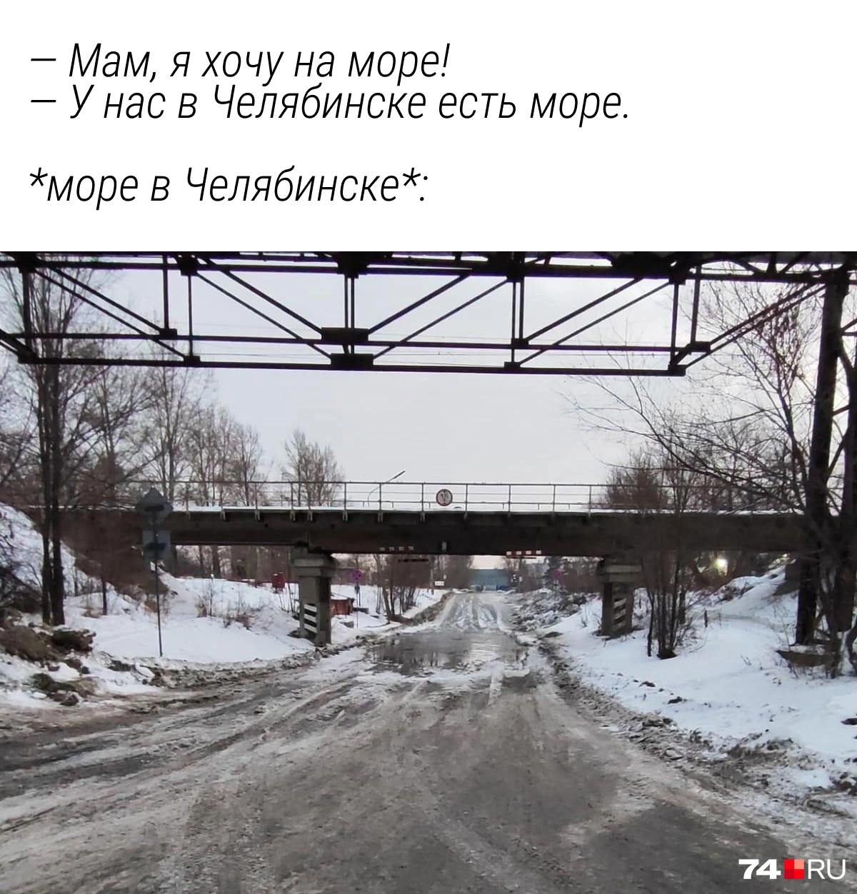 Под мостом на улице Валдайской, где летом тонут машины, образовалось море. Да, зимой.  Там вновь случился потоп. Еще в прошлом году на этом месте должны были сделать ливневку, но ситуация не изменилось.    Теперь и зимой тут из-под земли вторые сутки бежит вода. Утром мы не смогли выехать из садов, образовалась пробка, — сообщила читательница  .  В прошлом году мэрия нашла подрядчика, который сделает ливневку на проблемном участке. Строительная компания «АНН» получила на работы 11,7 млн ₽.  Выполнить работы должны были до 11 ноября. В статусе закупки указано — «исполнение завершено», гарантия — 36 месяцев.  Кто знает, как лужу по гарантии вернуть?