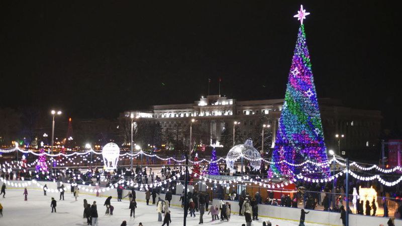 Новогодний городок будет работать на пл Ленина в Оренбурге до 19 января Новогодний городок аттракционы инсталяции и фотозоны будут работать на пл Ленина в Оренбурге до 19 января сообщили в администрации города Каток планируют оставить до конца зимы при условии минусовой температуры Накануне 11 января свою работу завершил маркет еды ВЕСТИ ОРЕНБУРЖЬЯ в telegram в MAX
