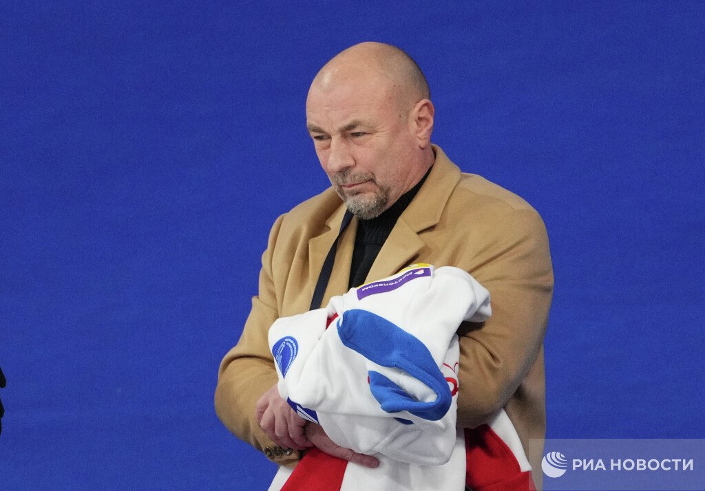 Российскому тренеру запретили ехать с фигуристами на отбор к Олимпиаде Александр Жулин в эфире телеканала «Звезда» предположил, что запрет связан с его высказывания против главы МОК Томаса Баха. «Многих тренеров зарубили. Кому-то нельзя, потому что относится к ЦСКА или «Динамо», кто-то сходил к Владимиру Путину на прием, кто-то засветился на концерте Shamanа», — рассказал он.