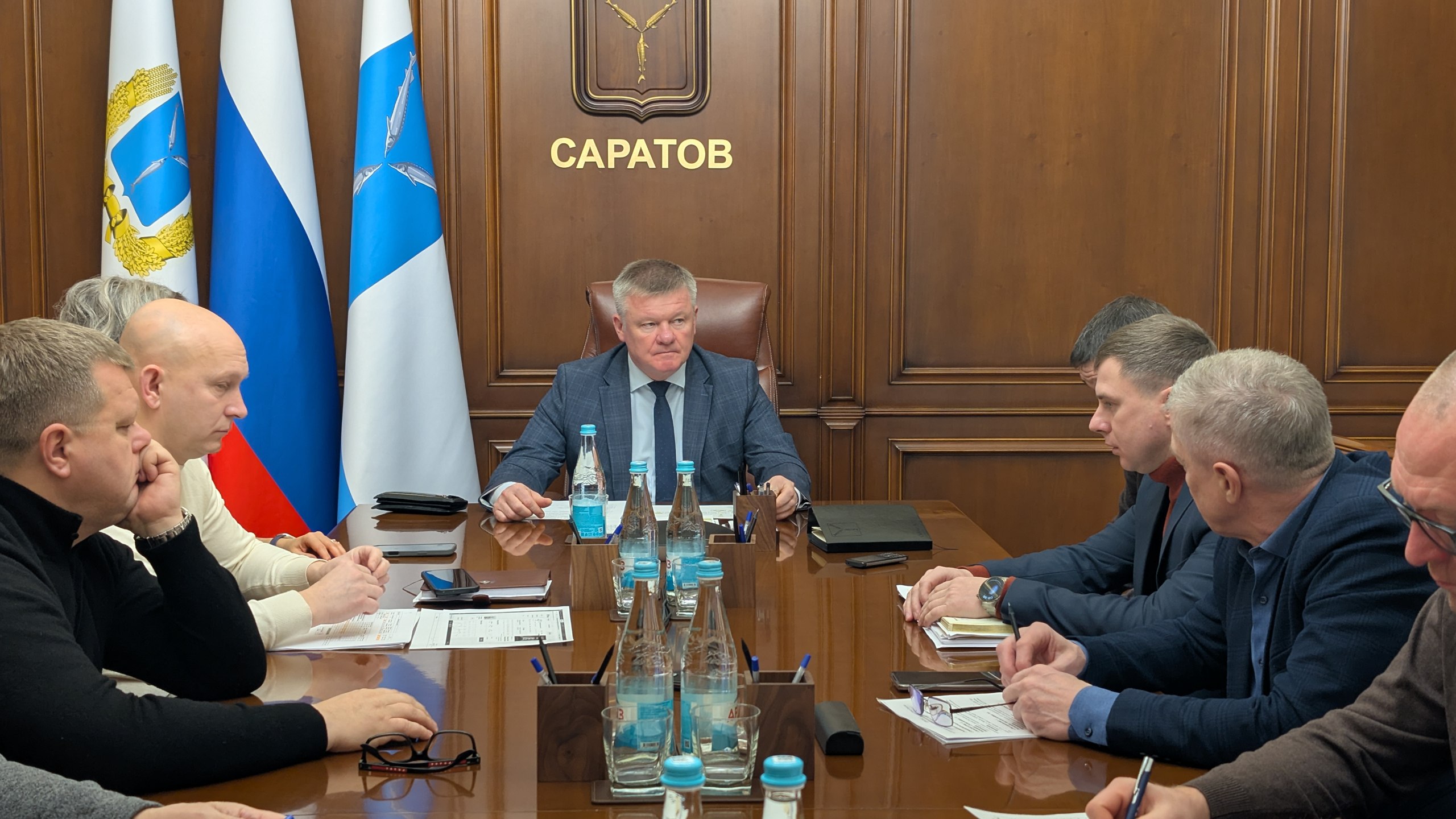 На утреннем совещании с руководителями подразделений и главами районов обсудили работу городских служб Жёсткая установка дана регоператору Ситиматик по своевременному вывозу мусора и зачистке площадок Также на особом контроле остаются вопросы ЖКХ все аварийные ситуации должны устраняться максимально оперативно Продолжаем уборку города от снега поставлена задача сотрудникам районных администраций комитета ЖКХ направить сотрудников для проверки качества очистки дворовых территорий