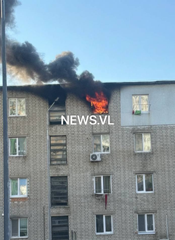 На Новожилова в Владивостоке сгорела квартира МЧС выясняет причину трагедии В пятиэтажке на улице Новожилова вспыхнула квартира на верхнем этаже густой чёрный дым шёл из окон подъезд быстро закрыло гарью Пожарные оперативно прибыли и звено газодымозащитной службы смогло вывести двух человек из квартир отрезанных дымом При тушении в сгоревшей квартире нашли тело мужчины его личность сейчас устанавливается Огонь полностью уничтожил помещение на площади около 30 кв метров Дознаватели МЧС совместно с пожарной лабораторией проводят проверку устанавливают причину и все обстоятельства происшествия    Реклама Подписывайтесь на NEWSVL