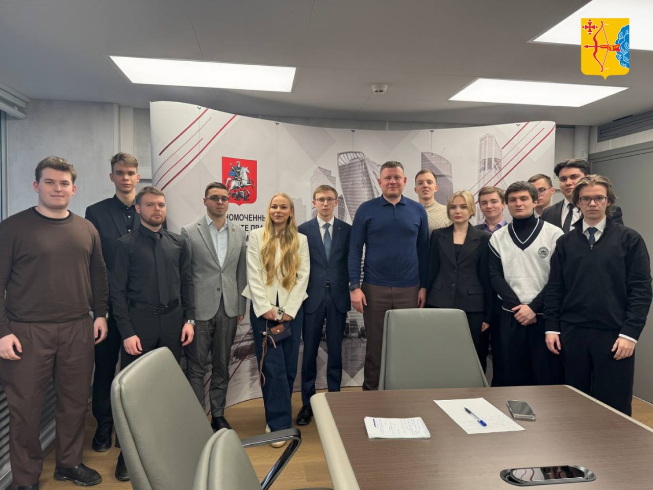 В Москве прошла стратегическая сессия с молодежью Кировской области Заместитель председателя правительства Кировской области Евгений Габсаматов провел стратегическую сессию с участниками молодежного совета при представительстве регионального правительства в Москве На встрече собрались студенты московских вузов приехавшие на учебу в столицу из Кировской области В ходе встречи Евгений Габсаматов рассказал ребятам о приоритетных проектах и стратегических планах развития Кировской области поделился своим профессиональным и жизненным опытом ответил на вопросы Студенты в свою очередь выразили заинтересованность в сохранении связи с малой родиной и обсудили возможности применения своих знаний получаемых компетенций для развития вятского края Такие встречи общение с учащейся молодежью обмен опытом совместная реализация инициатив важное направление института наставничества Наш диалог подтвердил высокий интерес молодых ребят поступивших в столичные вузы к судьбе региона и значимость таких коммуникационных площадок отметил Евгений Габсаматов Подписывайтесь на канал Кировской области в MAX