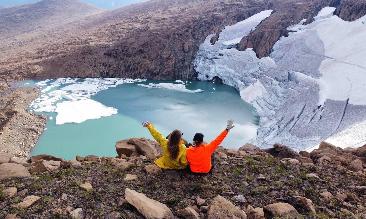 На всероссийскую премию Больше чем путешествие подали почти 8000 заявок со всей страны Сейчас завершился заочный этап и эксперты определили финалистов По словам вице премьера Дмитрия Чернышенко премия объединила тех кто с помощью путешествий по России помогает формировать у молодых людей ценности чувство патриотизма и любви к стране Среди участников студенты педагоги музеи промышленные предприятия и экскурсоводы Из тысяч претендентов эксперты отобрали 72 финалиста Как рассказал руководитель Росмолодёжи Григорий Гуров в финал вышли проекты патриотических маршрутов экскурсий по заводам и атомным городам а также медиаинициативы раскрывающие самобытность регионов  Теперь финалистам предстоят очные защиты своих идей Они пройдут 16 ноября в Москве  Победителей определит не только жюри в ноябре также запустят народное голосование его результаты учтут при подведении итогов А имена лауреатов назовут 24 декабря