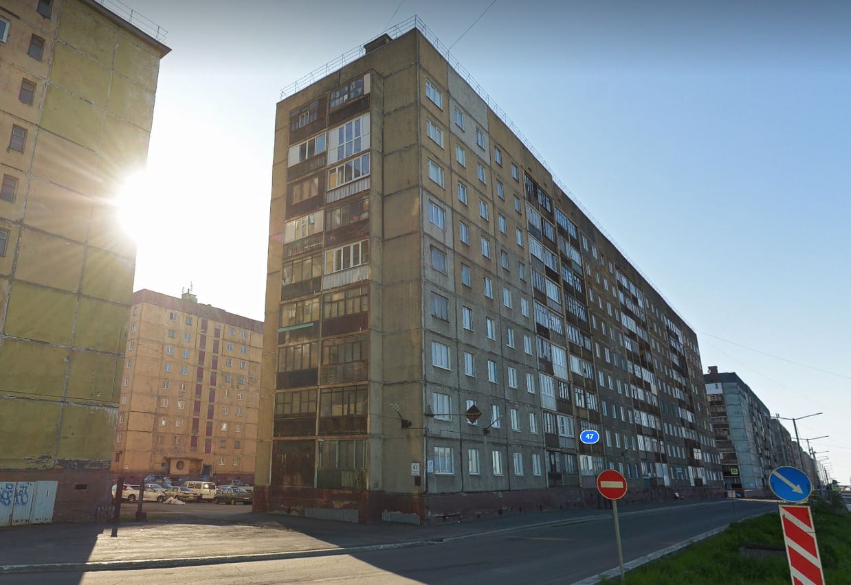 В доме по Лауреатов, 47 в Норильске ввели режим угрозы возникновения ЧС  Такое постановление опубликовали на сайте мэрии. В здании может обрушиться четвёртый подъезд.  Сейчас в администрации будут определять небезопасные территории вокруг дома. Позже заключат договор на обследование несущих конструкций многоэтажки, после которого решат, какие работы необходимо провести в подъезде.   Также дом будут ежедневно осматривать, в сам подъезд проход должен быть ограничен, на входе должна появиться охрана.   Жильцам могут запретить вход в квартиры для обеспечения безопасности, также планируется развернуть пункт временного содержания жителей. Людям для отъезда положено предоставление грузчиков и грузового транспорта. Организовать переезд, как пишут в постановлении, администрация должна была до 11 августа.  Фото: Яндекс.Карты  Если у вас есть интересные новости, пишите нам сюда —