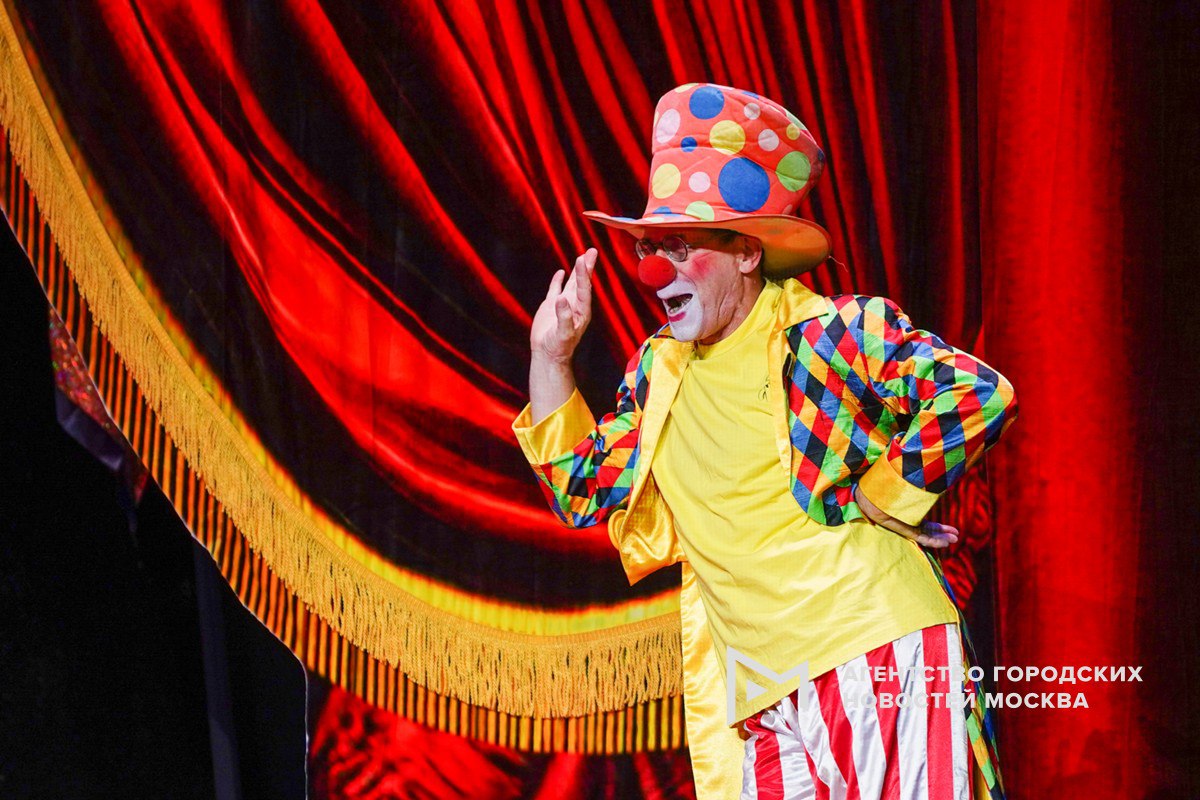 Артисты цирка запустили в сети кампанию под хэштегом нециркач чтобы призвать общественность отказаться от употребления устаревшего слова и заменить его профессиональным термином цирковой артист Об этом сообщается на сайте Росгосцирка Цель акции подчеркнуть важность уважительного отношения к труду и таланту артистов посвятивших свою жизнь манежу Слово циркач имеет уничижительный оттенок и не отражает всей глубины и сложности нашей профессии заявил в частности гендиректор Большого Московского цирка Эдгард Запашный Подпишись на Агентство Москва Мы в МАХ