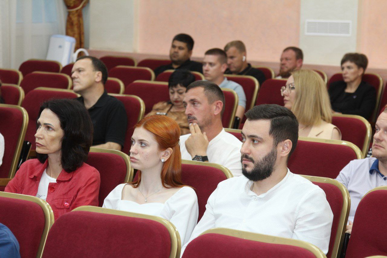 В Анапе в нынешнем году составлено 110 админпротоколов за сорняки.  А специалисты управления АПК выявили 22 очага карантинной растительности, в том числе– амброзии, все они уже ликвидированы.  Эти данные прозвучали на заседании межведомственной комиссии по борьбе с амброзией под председательством вице-мэра Олеси Ляшенко.   Только за день 6 июня было установлено 4 очага амброзии в селах Бужор и Гай-Кодзор",– сообщил начальник управления АПК мэрии Игорь Поляков.   В настоящее время все городские территории у насподелены между структурными подразделениями мэрии.   Их сотрудники осуществляют фитосанитарный контроль и докладывают о результатах в управление АПК, которое во взаимодействии со специалистами Россельхознадзора принимают необходимые меры к нарушителям.   "Эта работа будет вестись  системно в течение всего периода роста амброзии",  – отметила Олеся Ляшенко.  Кстати, подскажите, на какие территории обратить особое внимание комиссии?  Анапское Черноморье