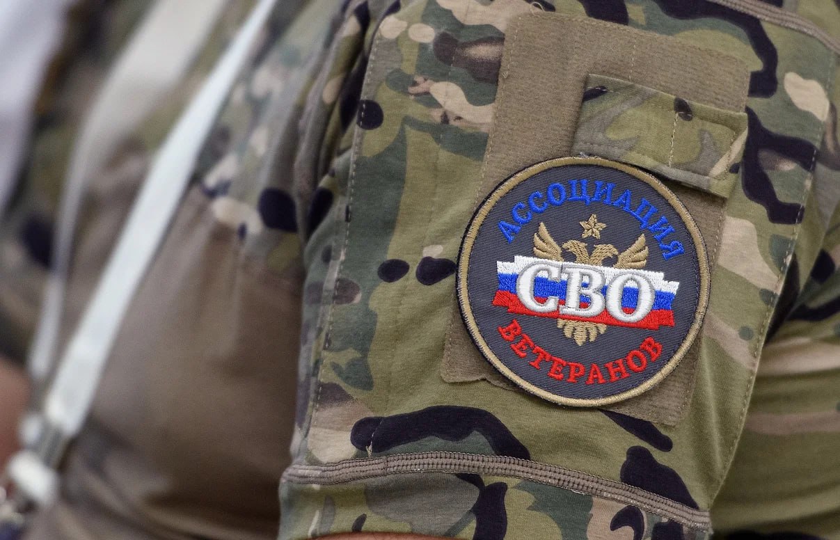 Власти Ростовской области создали рабочую группу по трудоустройству участников СВО Губернатор Ростовской области Юрий Слюсарь заявил о необходимости корректировки работы по трудоустройству участников СВО Об этом он сообщил в своем telegram канале по итогам заседания правительства региона Прокурор области представил статистику из числа обратившихся за помощью работу получили 67 человек профессиональную подготовку в рамках нацпроекта Кадры прошли лишь несколько участников Из двух тыс демобилизованных военнослужащих трудоустроены 300 человек Эти цифры показатель того что деятельность в этом направлении требует корректировки и дополнительного внимания отметил Слюсарь По словам главы региона разрабатывается областной закон о квотировании рабочих мест для ветеранов боевых действий Губернатор подчеркнул важность индивидуального подхода к каждому участнику СВО и поблагодарил региональный филиал фонда Защитники Отечества за совместную работу с управлением занятости Организация проводит ярмарки вакансий и локальные встречи в клубах Больше чем работа За октябрь состоялось 36 встреч с участием 527 человек В регионе создана межведомственная рабочая группа под руководством заместителя губернатора Дмитрия Водолацкого В районах проходят дни открытых дверей Анкеты и встречи должны превращаться в реальные трудовые договоры Вопрос трудоустройства наших ребят приоритет И ответственность здесь общая власти фондов работодателей Результат должен быть заключил губернатор Подписаться на Новости Ростова Прислать новость Мы в Max rostovnews61