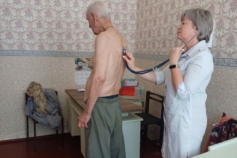 Специалисты из Свердловской ЦГМБ провели выездной прием в селе Дарьино-Ермаковка Врачи Свердловской центральной городской многопрофильной больницы провели выездной прием для жителей села Дарьино-Ермаковка, входящего в состав Свердловского муниципального округа Луганской Народной Республики. В ходе выезда в населённый пункт было уделено внимание 25 гражданам. В рамках профилактического осмотра терапевт принял 25 человек; ЭКГ сделали 25 человек; анализы взяты у 15 человек. - Профилактический осмотр является важной мерой в медицине, позволяющей своевременно выявить и предотвратить развитие многих заболеваний, - отметили врачи. «Данная работа продолжится и в дальнейшем», - добавили специалисты.