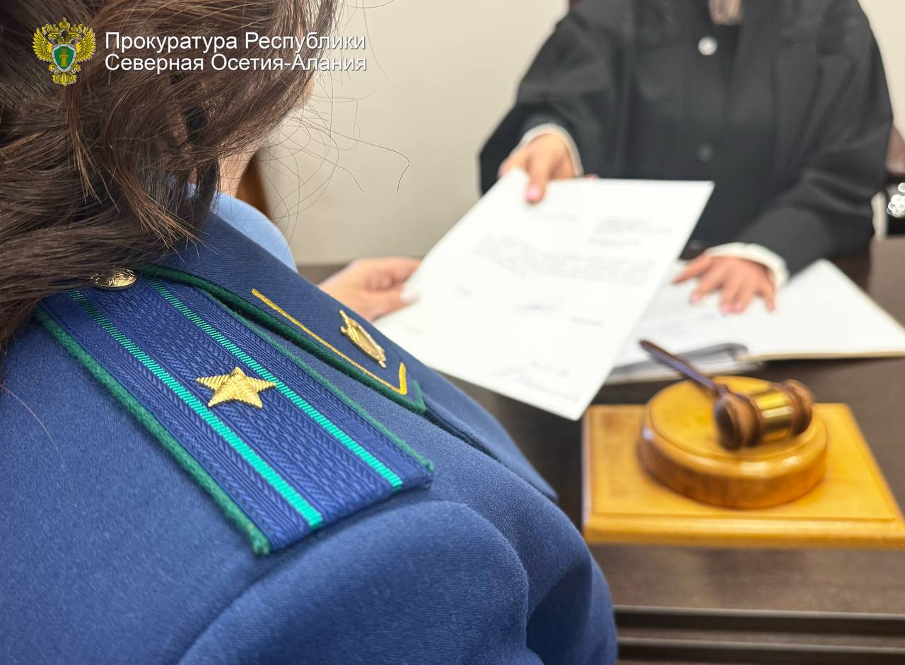 Прокуратурой Республики Северная Осетия – Алания проведена проверка законодательства о закупках товаров, работ и услуг для государственных и муниципальных нужд. В ходе поверки законности заключения муниципального контракта по благоустройству общественных территорий г. Владикавказа установлено, что победителем открытого конкурса признан предприниматель, представивший в качестве подтверждения опыта работы в сфере благоустройства договор на благоустройства земель сельскохозяйственного назначения в крестьянско-фермерском хозяйстве. Вместе с тем, опыт посевных работ, обработки полей пестицидами, сбор с пашни растительных остатков и т.п. не соответствует предмету контракта, предполагающего проведение работ по укладке тротуарной плитки, установке столбов освещения, монтажу электросетевого оборудования и т.д. В результате были нарушены права и законные интересы участников конкурса, имеющих реальный опыт работы. Указанное послужило основанием для направления в Арбитражный суд республики искового заявления о признании недействительным муниципального контракта, заключенного с нарушением требований действующего законодательства. Суд, согласившись с доводами старшего прокурора отдела прокуратуры республики по обеспечению участия прокуроров в гражданском и арбитражном процессе, удовлетворил исковые требования в полном объеме. Фактическое исполнение решения суда взято под контроль в прокуратуре республики.