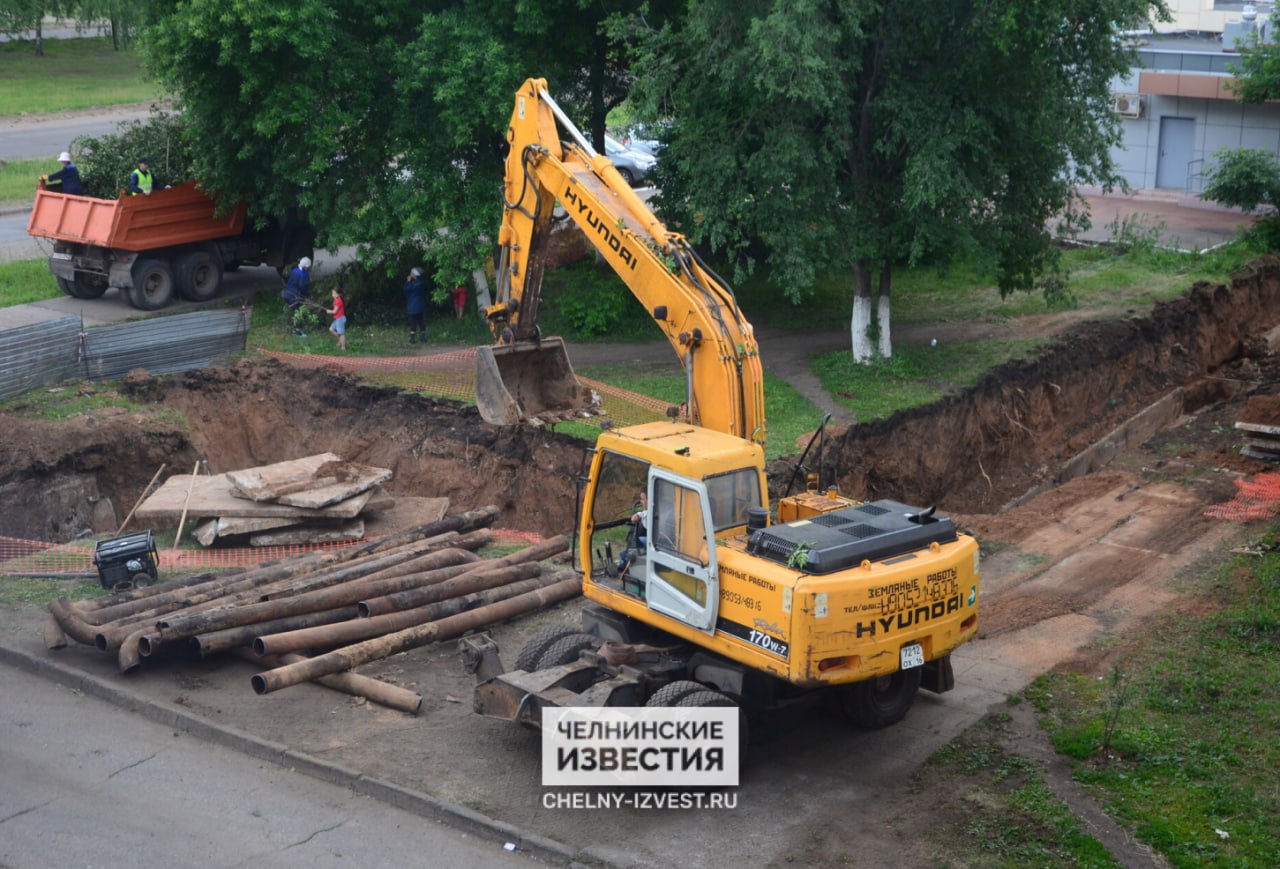 Город придется перекопать: в Челнах грядет грандиозный ремонт сетей  По программе модернизации коммунальной инфраструктуры  Набережным Челнам выделят 1,8 млрд рублей. В 2025 году на эти средства планируют отремонтировать 62 км сетей водоснабжения и водоотведения.   Сейчас недоремонт сетей водоснабжения и водоотведения составляет 211 км, сетей теплоснабжения - 130 км. Город по теплоснабжению заявился в программу модернизации коммунальной инфраструктуры на 2026 год.  Мэр Челнов Наиль Магдеев предупредил: «Город придется перекопать. Будут некоторые неудобства. Придется пройтись и по новым дорогам, и по новым дворам. Но ничего не поделаешь. Надо город обезопасить. Серьезные порывы в сетях недопустимы. Лучше перекопать все, чем сидеть на пороховой бочке».