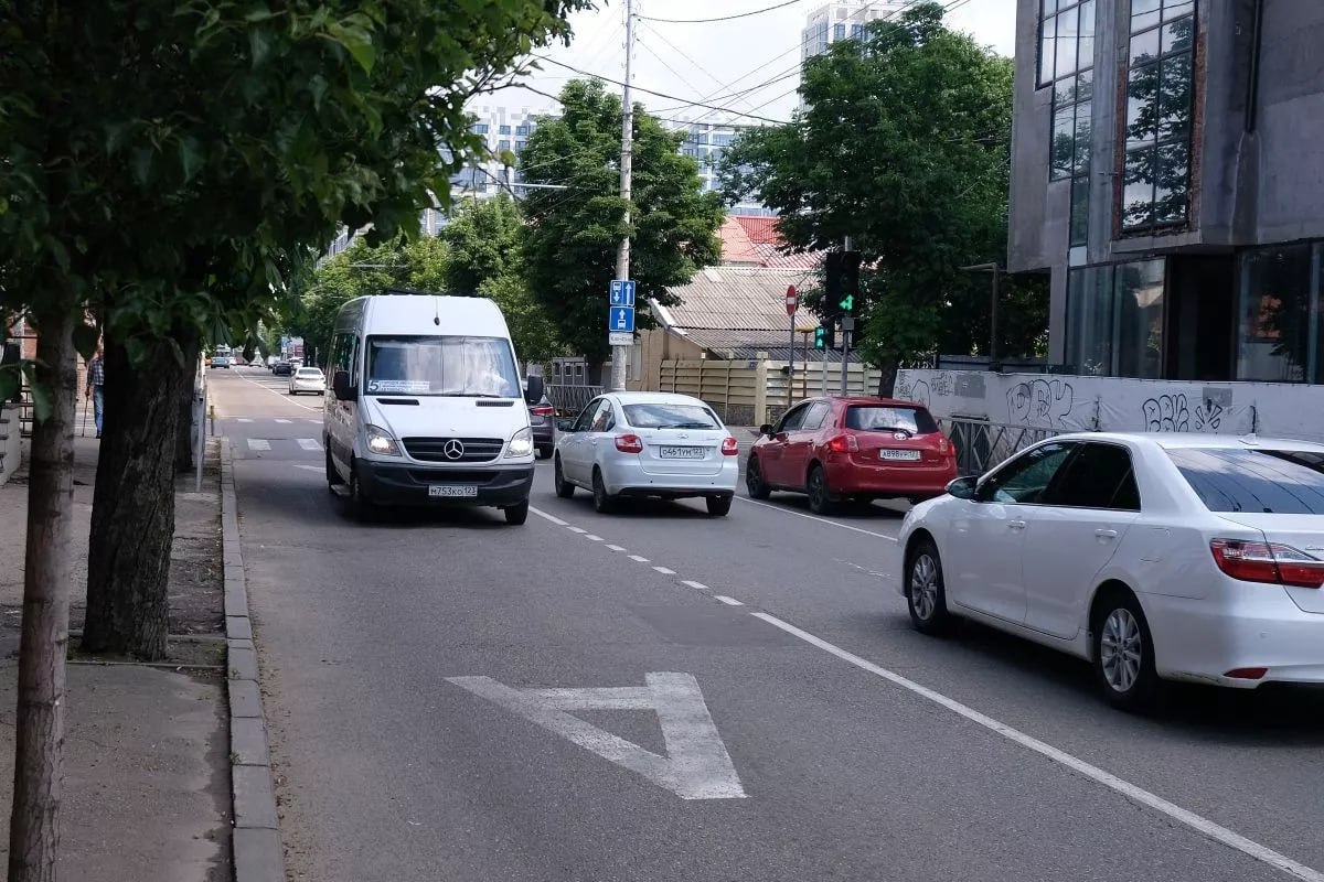 Автобусный маршрут запустили между Геническом и Краснодаром Из Геническа автобус отправляется в 17 30 прибывает в Краснодар в 05 00 Поездка занимает 11 5 часов Рейсы выполняются через день в прямом и обратном направлениях Стоимость билета составляет 4280 рублей Кубанские Новости Мы в MAX