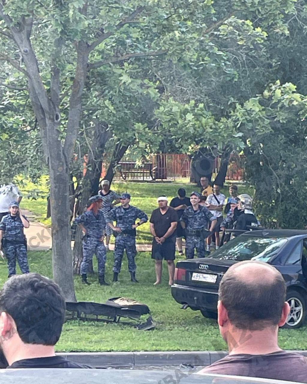 В ДТП на юго-западе столицы погибла женщина-пешеход.    По данным ГАИ, водитель легковушки сбил москвичку на регулируемом пешеходном переходе, а после влетел в припаркованный автомобиль.    На месте ДТП работают сотрудники Госавтоинспекции и следственно-оперативной группы. Устанавливаются все обстоятельства трагедии.  На фото, предположительно, виновник аварии. Очевидцы говорят, что водитель был пьян, его спутницу госпитализировали.     / Наши каналы