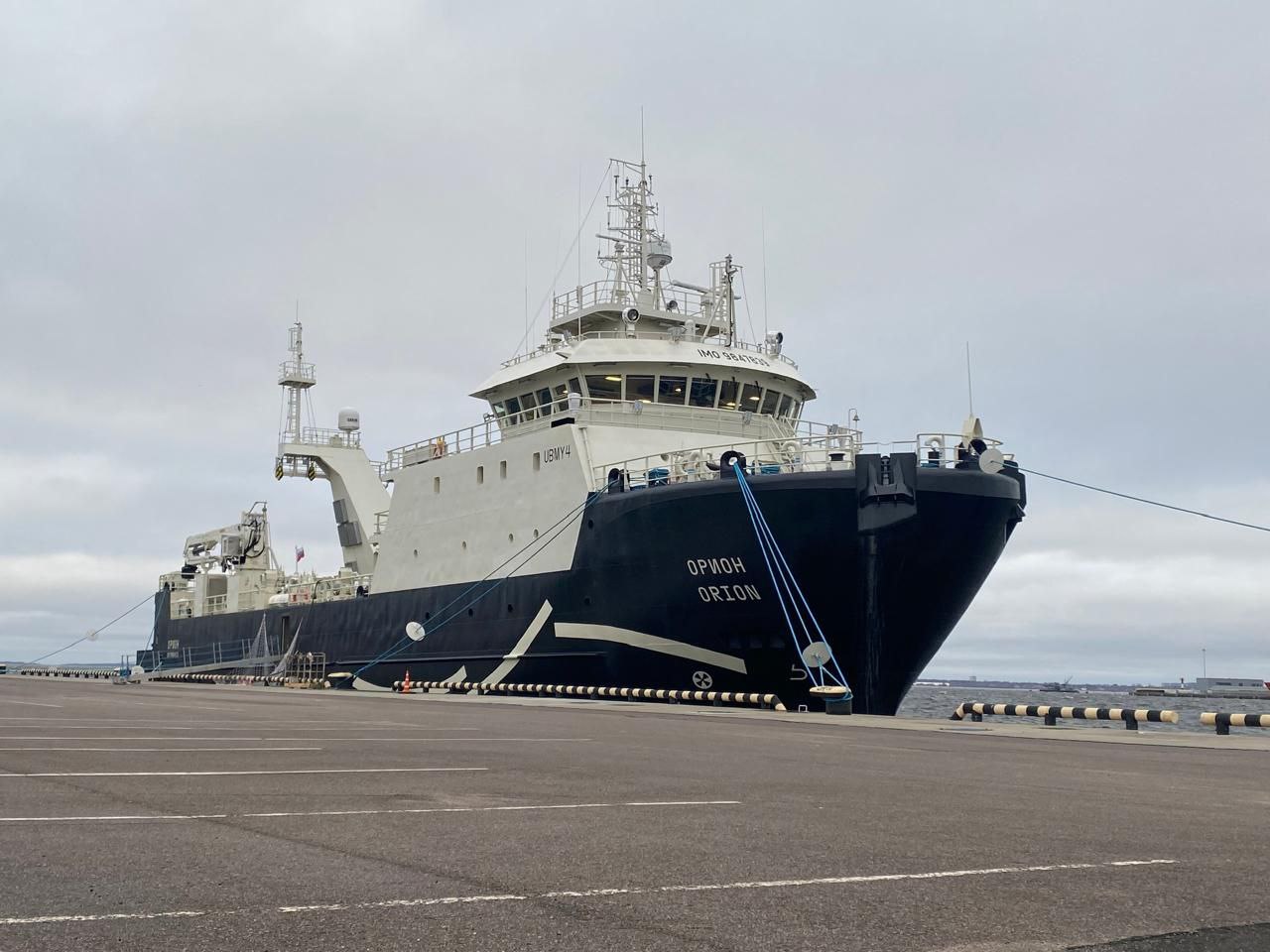 В 2026 году планируется достроить 24 промысловых судна В 2026 году планируется достроить 24 судна 13 рыбодобывающих и 11 краболовных Об этом в ходе совещания рассказал президенту РФ Владимиру Путину глава Росрыболовства Илья Шестаков Построено 30 рыбоперерабатывающих заводов В 2026 году планируется достроить 24 судна 13 рыбодобывающих и 11 краболовов рассказал Илья Шестаков Также президент отметил что рыбная промышленность крайне важна для многих сфер и отраслей поэтому для ее нормального функционирования необходимо принимать все меры В частности квоты под киль должны быть справедливыми указал президент РФ Владимир Путин на совещании по видеосвязи с правительством Рыбпром напрямую связан заметил глава государства как мы видим с деятельностью и функционированием транспортного комплекса с вопросами экологии природоохраны и что очень важно напрямую с промышленностью Здесь нужно чтобы квоты которые выдаются под киль были справедливыми и чтобы вся эта система работала указал Владимир Путин Подписаться на Медиапалубу