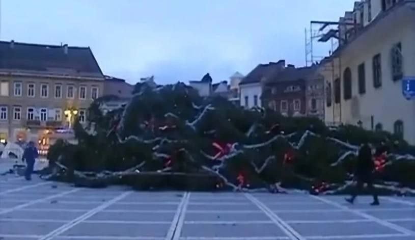 ‼ В центре города Брашов  Румыния  из-за сильного ветра упала рождественская ёлка.  Как пишут местные СМИ, эта самая высокая елка в стране, её высота составляла 29 метров.