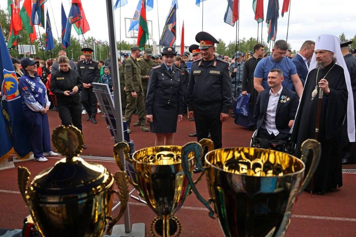 В районе деревни Горани проходит военно-патриотическая игра «Зарница» 28-29 июня игру проводят среди военно-патриотических клубов МВД. Подразделения ведомств презентовали тематические интерактивные площадки. Почетные гости, среди которых – глава МВД Иван Кубраков, Митрополит Вениамин, спортсмен-паралимпиец Алексей Талай уже смогли оценить масштаб и разнообразие патриотической работы. Академия и Специализированный лицей МВД представили насыщенную программу. Столичная милиция, УВД Гродненщины, внутренние войска рассказали о развития клубов ВПК. Патриоты Могилевщины продемонстрировали, что хорошо знают историю Великой Отечественной войны. Витебские стражи порядка организовали выставку экспонатов, добытых поисковым отрядом "Подвиг". Представители УВД Гомельского облисполкома открыли музей истории милиции. – Выставка локаций наглядно продемонстрировала единство целей, богатую историю и современные подходы МВД в патриотическом воспитании молодежи по всей Беларуси, – отметили в ведомстве. #Горани