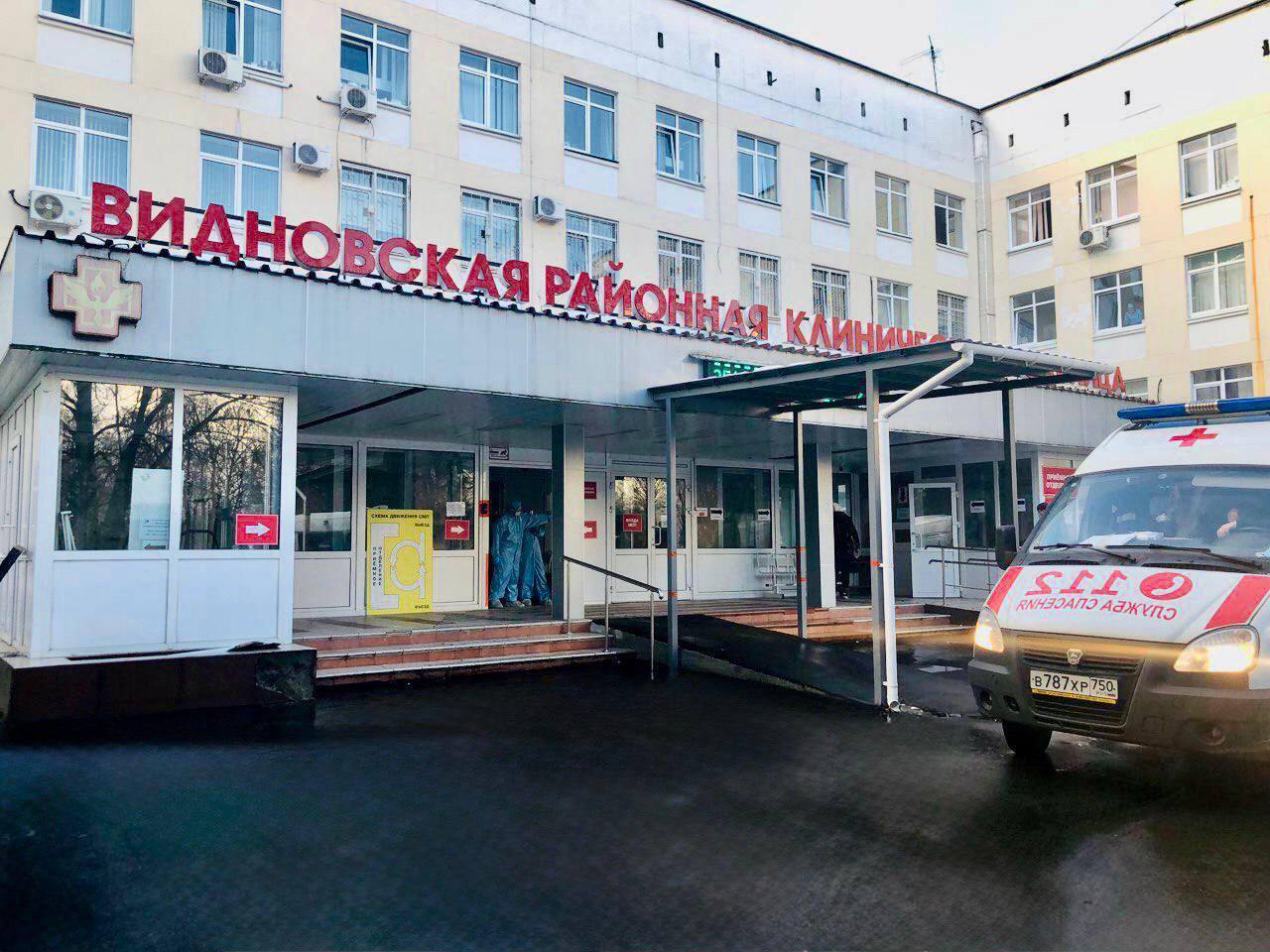 Младенца, который выпил лимонную кислоту, спасли в Подмосковье Вечером мама решила почистить чайник от накипи с помощью лимонной кислоты. Забыв об этом, утром она развела водой из чайника смесь для пятимесячного малыша. Женщина заметила, что младенец морщится и неохотно пьет смесь, всё поняла и вызвала скорую. «Мы экстренно провели малышу промывание желудка, назначили инфузионную терапию, которая способствовала оперативному выведению кислоты из организма. Благодаря своевременному обращению и профессиональной помощи удалось избежать опасных последствий», - рассказала заведующая педиатрическим отделением Видновской клинической больницы Вероника Петрова. Подписаться Написать нам