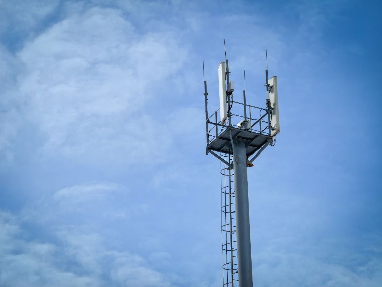 Сеть LTE обновили в шести малых деревнях и селах Красноярского края Емкость и покрытие сети МТС усилилось в населенных пунктах Шушенского, Сухобузимского, Назаровского, Большемуртинского и Канского районов. Специалисты установили дополнительное телеком-оборудование в поселках Алтан, Бузим и Зеленый Луг, селах Ельник и Верх-Казанка, а также в деревне Седельниково. Всего обновление сети коснулось более двух тысяч жителей. Скорость интернета стала выше в жилых домах, магазинах, ФАПах, отделениях почтовой связи, сельских библиотеках, школах и домах творчества. — Приоритетное направление компании в этом году — масштабная модернизацию сети МТС в Красноярском крае. В зоне нашего внимания находятся как крупные населенные пункты, туристические локации и транспортные артерии региона, так и малые деревни и села. По данным Красноярскстата, в крае сохранилось менее 1700 сельских населенных пунктов, из которых более 80% — это те деревни, села и поселки, где проживают менее 500 человек. Одна из важнейших задач для нас — сделать так, чтобы современные цифровые технологии были доступны каждому, независимо от места проживания, — поделился директор МТС в Красноярском крае Сергей Егошин. Фото: предоставлено МТС