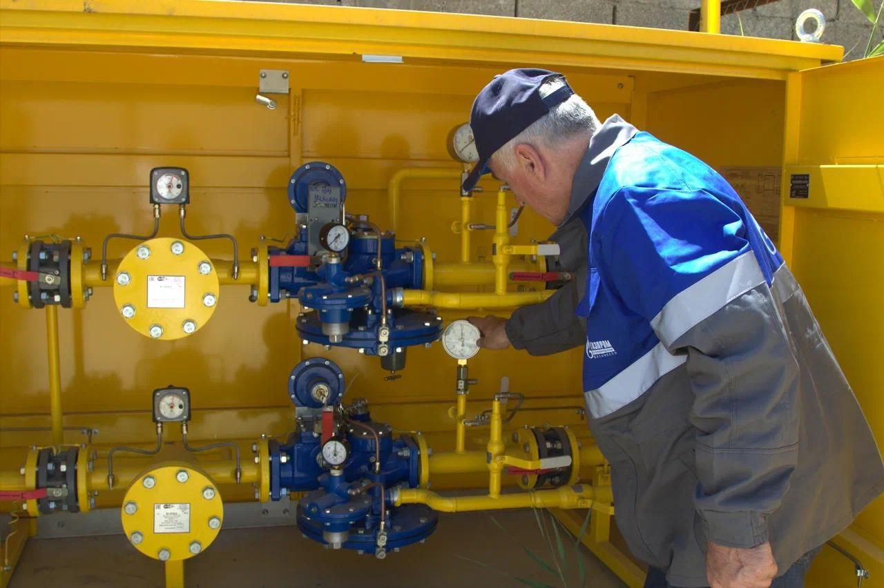 В Махачкале дан старт масштабной программе модернизации газовых сетей. ООО «Газпром газораспределение Махачкала» приступило к реализации запланированных на 2025 год инвестиционных мероприятий. Главной задачей является замена свыше 10 километров изношенных газопроводов. Эти меры направлены на повышение уровня надежности и улучшение качества предоставляемых услуг для населения. Новая программа ставит своей целью обеспечение бесперебойной подачи газа для населения и создание дополнительной резервной мощности. Основные строительно-монтажные работы будут сосредоточены в поселке Семендер, районе Южной автостанции, микрорайоне Полярный, а также на центральных улицах города, включая улицы Ирчи Казака, Максима Горького и Имама Шамиля. Сложность реконструкции газопроводных сетей, особенно в районах с активным жилищным строительством, по словам специалистов, связана с необходимостью корректировки маршрутов прокладки трубопроводов. Данные обстоятельства оказывают непосредственное влияние на стабильность и безопасность газоснабжения. В процессе модернизации устаревшие стальные трубы будут демонтированы и заменены на современные полиэтиленовые, отличающиеся повышенным сроком службы. Представители компании подчеркивают, что план обновления газовых сетей формируется в том числе с учетом обращений граждан, которые подвергаются детальному анализу со стороны специалистов. В ближайшие годы в рамках программы в республике планируется реконструкция более двадцати объектов газовой инфраструктуры, что позволит значительно улучшить состояние газового хозяйства столицы и поднять его на качественно новый уровень.