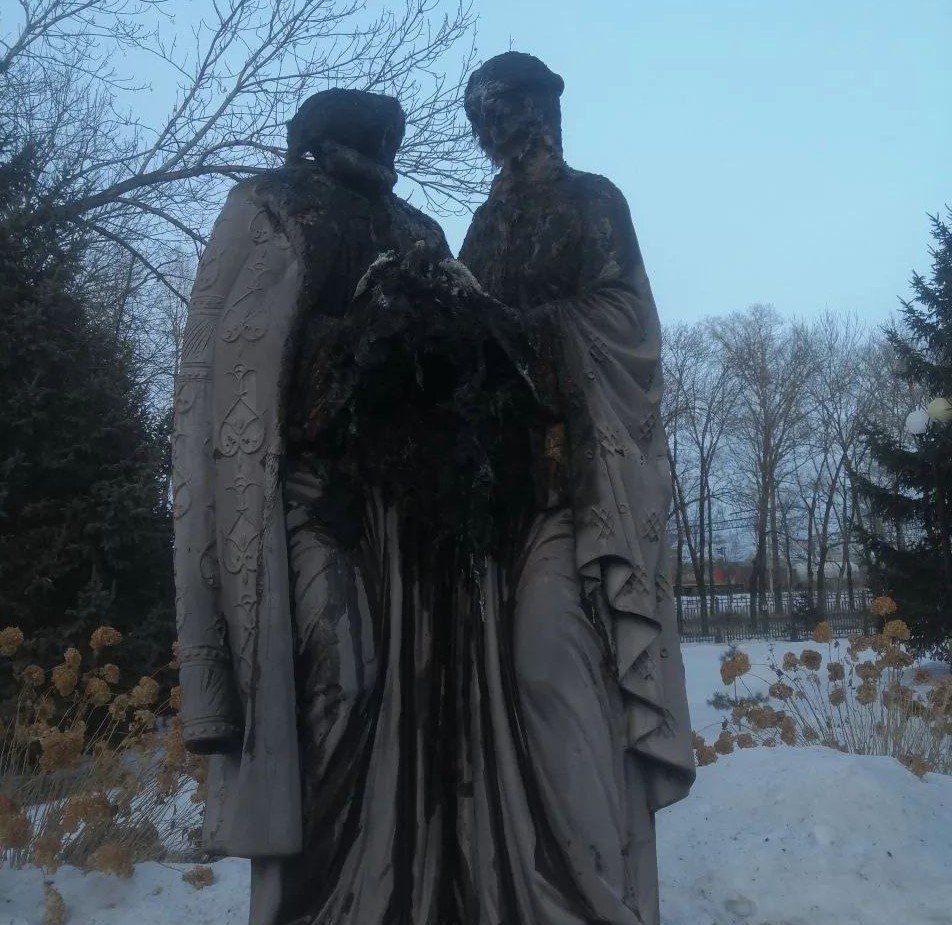 Глава ЕАО Мы восстановим памятник Святым Петру и Февронии Сегодня в Биробиджане совершен поджог памятника Святым Петру и Февронии Муромским который находится на территории кафедрального собора Благовещения Пресвятой Богородицы Службой управления МЧС России по ЕАО возгорание ликвидировано но памятник был сильно поврежден Поиском того кто причастен к этому злодеянию сейчас занимаются правоохранительные органы Уверена тот кто это сделал будет найден Для чего и по чьему заказу тоже И кто бы что ни придумал и кто бы что ни пытался сделать у них этого не получится Они зарятся на наши символы но наши символы вечны Они хранятся в нашем сердце в нашей душе воспитанные в нас нашими отцами и дедами Это и есть та самая историческая память которая передается из поколения в поколение которую мы передадим нашим детям и внукам Нашу соборность нашу приверженность семье им не отнять Мы восстановим памятник Святым Петру и Февронии на том же месте Как символ любви семьи и верности Верности своей семье нашим близким людям нашей малой Родине и нашей великой стране написала губернатор ЕАО Мария Костюк в своем тг канале 18 Фото тг канал Марии Костюк   EAOMedia в       подпишись 18