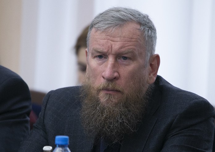 Основатель новосибирской ГК Дискус предстанет перед судом по делу о мошенничестве на 1 2 млрд рублей Прокуратура Новосибирской области утвердила обвинительное заключение по уголовному делу в отношении директора ООО Дискус Строй экс депутата горсовета Новосибирска Алексея Джулая Его обвиняют в мошенничестве и легализации средств полученных от более чем 800 пайщиков жилищных кооперативов сообщает пресс служба надзорного ведомства По данным прокуратуры с 2019 по 2023 год обвиняемый в составе группы лиц по предварительному сговору с иным лицом уголовное дело в отношении которого выделено в отдельное производство привлекал денежные средства граждан членов потребительских жилищно строительных кооперативов для возведения многоквартирных домов Финансы пайщиков по версии следствия поступали на счета ООО Дискус Строй и других подконтрольных ему организаций Взяв на себя обязательства по строительству застройщик по данным прокуратуры их не выполнил оставив дома недостроенными В результате действий Джулая и его сообщников ущерб понесли более 800 человек на общую сумму свыше 1 2 млрд рублей Часть этих средств по информации следствия была легализована через сделки с подконтрольными фирмами и последующее обналичивание Подробнее по ссылке
