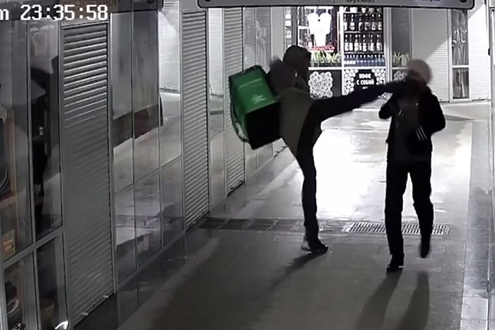 В Новосибирске курьер в безлюдном месте беспричинно ударил пожилую женщину В Новосибирске сотрудники полиции разыскивают курьера беспричинно напавшего на пожилую женщину пешехода Видео появилось в соцсетях вчера вечером сообщила в своем Telegram канале официальный представитель МВД России Ирина Волк На кадрах видео молодой человек приближается сзади к женщине и наносит ей сильный удар ногой в голову Им оказался 28 летний местный житель работающий пешим курьером В настоящее время принимаются меры к его задержанию сообщает Волк Распространенная в некоторых СМИ и социальных сетях информация что фигурант является иностранным гражданином не соответствует действительности vkvideo id 1167987 456240534 Полицией возбуждено уголовное дело по статье 116 УК РФ Побои uralweb ru