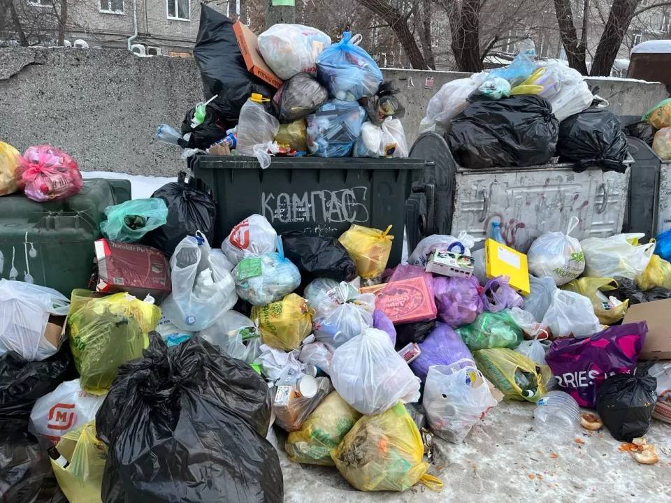 Люди жалуются на кучи мусора в центре города  Свалку, которую не убирают неделю, заметили жители дома по пр. Социалистическому, 130  «При этом мусоровоз приезжает регулярно, забирает содержимое контейнеров и уезжает, а наваленные пакеты остаются рядом с пустыми баками. Очевидно, что наводить порядок здесь должна управляющая компания, но пока ситуация не меняется», – отметил один из жильцов.  Так и крысы могут появиться же   Источник: Толк    Подписаться   Прислать новость