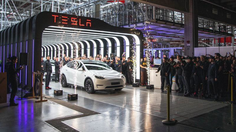 Продажи Tesla упали на пяти европейских рынках в январе  Tesla сообщила о снижении продаж в пяти европейских странах в январе. Конкуренты с новыми моделями обошли американцев, а опросы показывают, что общественное мнение ухудшается в отношении Илона Маска.  Компания опустилась со 2-го места по продажам электромобилей в Великобритании на 7-е место, уступив Volkswagen, Mercedes и Peugeot.   59% британских владельцев электромобилей и потенциальных покупателей заявили, что влияние Маска удержит их от покупки Tesla.  С более чем 130 моделями электромобилей, доступными в Великобритании, конкуренция никогда не была столь жесткой, и Tesla уже чувствует это давление.  Для сравнения, в 2020 году на рынке страны присутствовали всего 25 моделей.   Продажи Теслы упали в январе на 63% во Франции,на 44% в Швеции и 38% в Норвегии, на 42% в Нидерландах.   В 2024 году Tesla впервые за всю историю сообщила о годовом снижении поставок, хотя она по-прежнему остаётся ведущим продавцом электромобилей в США. Маск заявил, что в 2025 году он запустит более дешевые электромобили.    — эпоха Тесла кончается, как в своё время эпоха Leaf   Прислать новость      Наши чаты   #evНовости