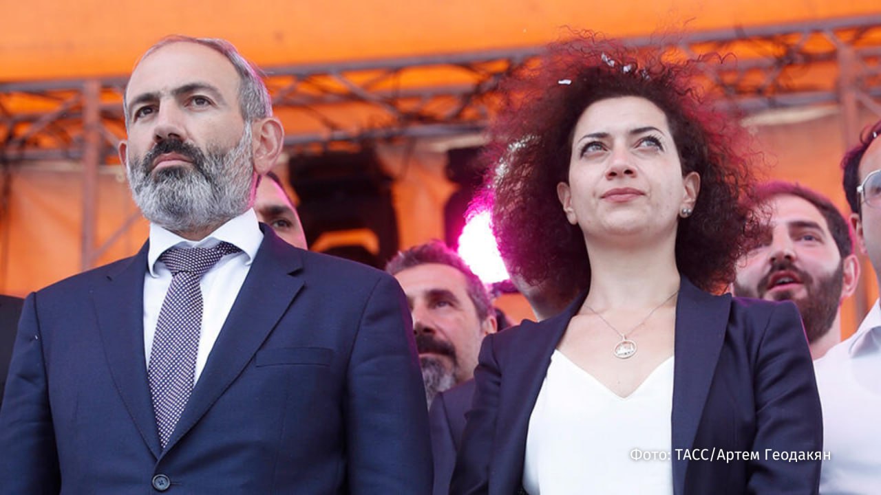 Супруга армянского премьер-министра Никола Пашиняна Анна Акопян улетела на отдых в Турцию на фоне беспорядков в родной стране. Роскошный отпуск обошелся ей в $100 тыс. Первая леди ни в чем себе не отказывала. Она заселилась в президентский люкс шикарного отеля в турецкой Анталье, который был построен азербайджанским бизнесменом Тельманом Исмаиловым. На это обратил внимание турецкий портал OdaTv. Известно, что Анна Акопян является инициатором движения "Образование — это модно". Финансируется оно, как пишет портал news. am, из государственного бюджета республики. Пока супруга Пашиняна отдыхала в отеле и на яхте, а также занималась йогой, в Армении происходили жёсткие беспорядки. 25 июня сообщалось о проведении обысков в резиденции архиепископа Баграта Галстаняна — лидера армянского оппозиционного движения "Священная борьба". Тогда же появилась информация о предотвращении правоохранителями масштабного плана по захвату власти. В ее результате были задержаны 14 человек. 18 июня страну всколыхнула история с Самвелом Карапетяном. В отношении бизнесмена, поддержавшего Армянскую апостольскую церковь, возбудили уголовное дело, а его самого заключили под стражу. Отправить новость