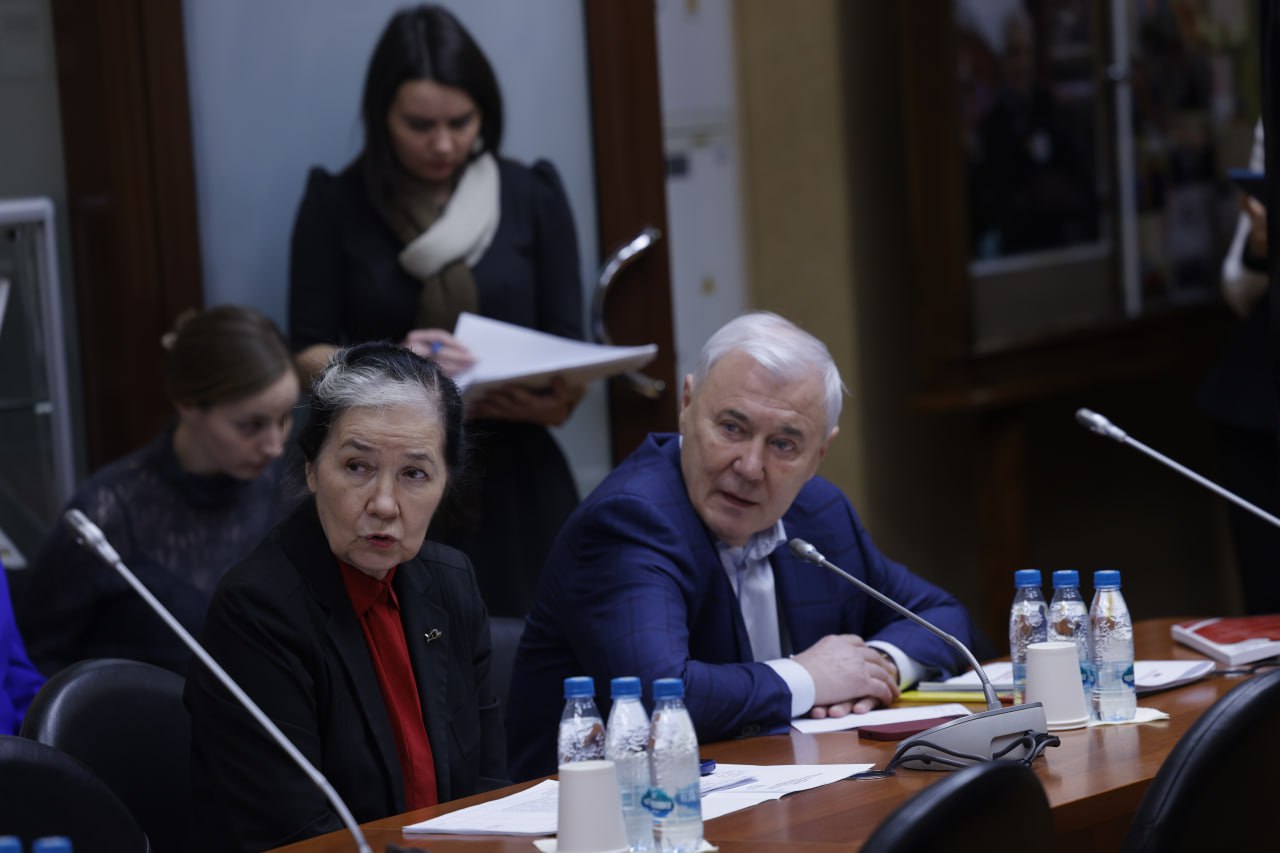 На заседании думской фракции Справедливая Россия За правду обсудили новые партийные законопроекты готовящиеся к внесению в Госдуму  Подготовлен законопроект о распространении повышенных социальных гарантий на военных волонтеров без соответствующего официального статуса которые работают в зоне СВО и других вооруженных конфликтов  Для наставников которые помогают коллегам овладевать профессиональными навыками предлагается предоставлять налоговый вычет в размере 18 тыс руб а также не менее четырёх дополнительных отпускных дней  Ещё одна инициатива предполагает внесение в паспорт и свидетельство о рождении информации о группе крови и резус факторе  Также предлагаются поправки Уголовно процессуальный кодекс об отмене безусловности административной преюдиции речь о привлечении лица к уголовной ответственности за повторное нарушение направленные на повышение гуманности судопроизводства
