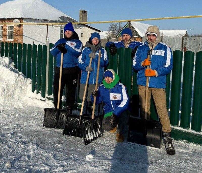 Тамбовское региональное отделение Российских студенческих отрядов при поддержке правительства области проводит молодежную добровольческую акцию Снежный десант В ней участвуют 13 студенческих отрядов состоящих из более 100 человек Добровольцы работают в девяти муниципальных округах Акция соответствует целям и задачам национального проекта Молодежь и дети Добровольцы помогают в уборке снега ветеранам и труженикам тыла пожилым и одиноким людям семьям участников специальной военной операции Так в поселке Мордово добровольцы студенческого отряда Йети расчистили от снега пришкольную территорию и пешеходные дорожки вывезли снег Фото администрация Мордовского округа Наши новости в МАХ