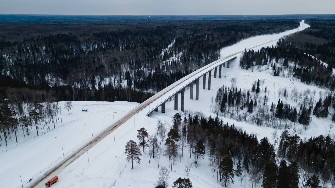 Недавно совершал облет над трассой Дюртюли - Ачит, которая после строительства войдет в состав магистрали М-12 "Восток". Работы там идут неплохо - новая дорога готова примерно на 85%  И в Башкортостане, и в Пермском крае, и в Свердловской области уже достаточно высокая степень готовности.   На магистрали построят 99 искусственных сооружений, включая путепроводы, мосты и биопереходы.  Параллельно сразу готовят площадки для будущих многофункциональных зон дорожного сервиса, а также прокладывают линии связи, чтобы путь водителей и пассажиров был комфортнее.  Когда работы будут закончены можно будет проехать от Санкт-Петербурга до Екатеринбурга без светофоров!