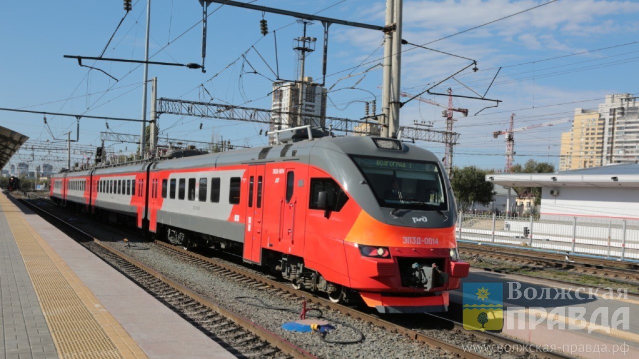 Волжане после матча Ротора смогут добраться домой на бесплатной электричке 25 августа на Волгоград Арене состоится матч 6 тура Первой лиги первенства России по футболу в котором Ротор встретится со столичным Торпедо Начало игры в 19 30 По сообщению СК Ротор болельщики после этой игры смогут вернуться домой на бесплатных электричках Электричка 6437 6438 Волгоград 1 Волжский отправится с остановочной платформы Мамаев Курган в 22 20 верхняя платформа и прибудет на станцию Волжский в 22 58 Электропоезд не будет останавливаться на остановках Бакинская Вишневая Верхнезареченская Волжская правда Подписаться