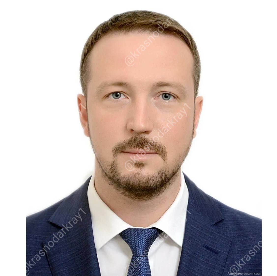 Задержан замминистр природных ресурсов Краснодарского края Первого замглавы ведомства Александра Каинова допрашивают силовики. Причина — пока не разглашается. По данным источника «КП»-Кубань, чиновника подозревают во взяточничестве. На должность заместителя министра Каинов был назначен в октябре 2018 года. Известно, что с 2005 года он работал в органах прокуратуры края, до перехода в министры занимал должность старшего прокурора отдела по надзору за исполнением природоохранного законодательства. Имеет знак отличия «За верность закону lll степени». Ваши видео высылайте нам в бот Подпишись поделись Прислать видео новость