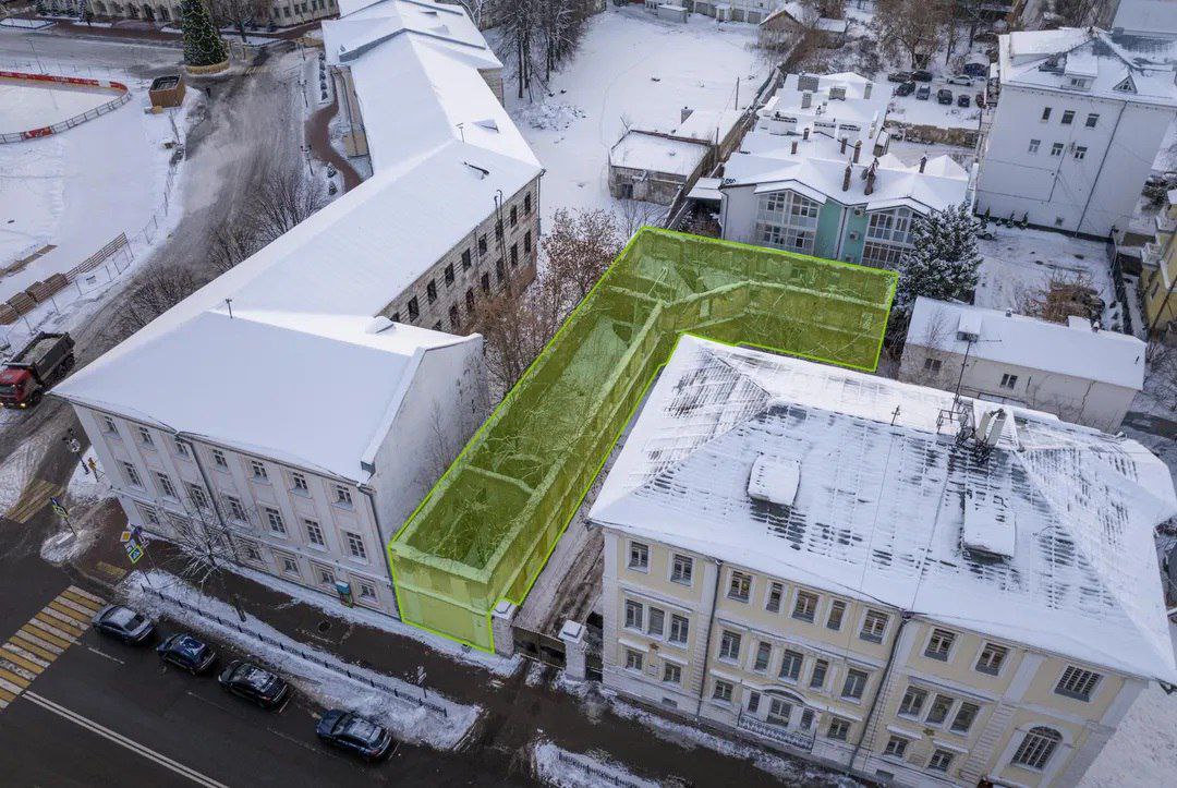 Еще один объект культурного наследия обрел нового владельца. Частный инвестор купил на торгах усадьбу Полушкина на Советской улице в Ярославле. Историческое здание является одним из старейших домов в городе. Но его состояние требовало оперативных и эффективных управленческих решений. Включили объект в пилотный проект Минкульта России по восстановлению памятников с льготным кредитованием. Оператором проекта выступает «ДОМ.РФ». Строение площадью более 600 квадратных метров приобрел тот же инвестор, который взял на себя обязательства по восстановлению здания Присутственных мест на Советской площади.