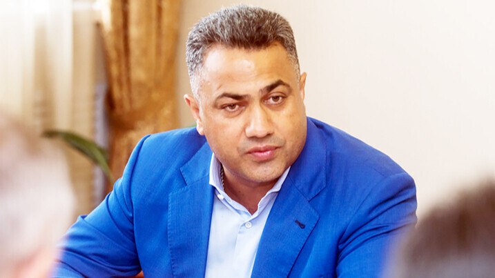 Митрофанов готов обратиться в ФИФА чтобы Туфану Садыгову пожизненно запретили заниматься любой футбольной деятельностью Во вторник арбитражный суд Московской области признал Химки банкротом Банкротство Химок было ожидаемо РФС много времени давал на устранение нарушений пытались обеспечить выплаты в сторону футбольных субъектов игроков сотрудников Не у всех бизнес удачный в том числе в футболе ситуация не экстраординарная У их владельцев и руководства есть ответственность перед работниками которая подкреплена государственными механизмами Не получив лицензию они больше не субъект футбола Защиту от футбольных властей они получить не могут Надо обращаться в трудовую инспекцию прокуратуру Мы возбудили дело в КДК РФС по моему обращению о привлечении к ответственности руководства Химок которое допустило утрату клубом профстатуса в отношении Садыгова Если будет применена санкция буду обращаться в ФИФА за распространением санкции пожизненно заниматься любой деятельностью по всем странам где действует эта юрисдикция передает слова генерального секретаря РФС корреспондент Матч ТВ news matchtv Пресс служба Правительства РБ