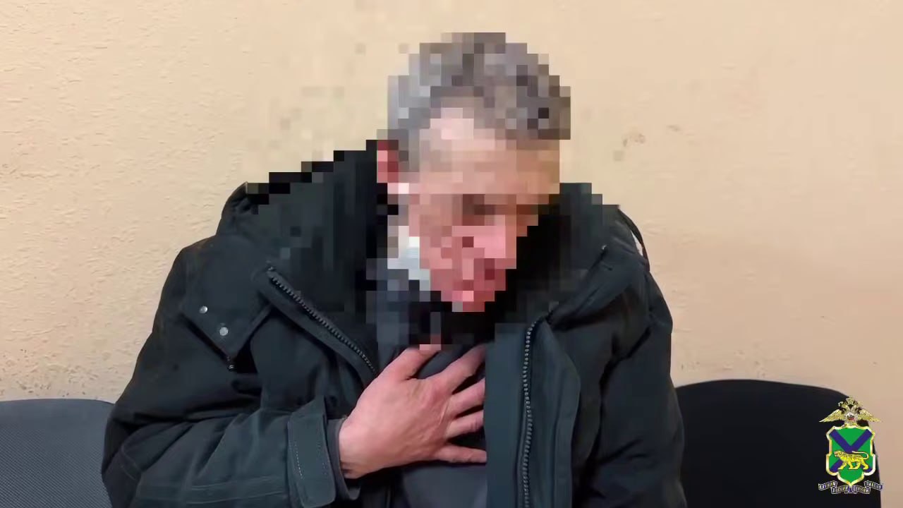 Жителя Владивостока отправился в колонию за поджог 20 машин ради дозы Суд вынес приговор поджигателю который уничтожил автопарк на улице Пихтовой Мужчину признали виновным в умышленном уничтожении имущества из хулиганских побуждений Установлено что в марте 2025 года фигурант вместе с подельником облил горючей жидкостью и поджёг автомобиль на парковке у дома 21б За это преступление организатор пообещал им вознаграждение в виде наркотиков Огонь мгновенно перекинулся на соседние машины в итоге 19 транспортных средств выгорели полностью ещё одно получило повреждения Общий ущерб превысил 60 миллионов рублей Суд приговорил виновного к 5 годам лишения свободы в колонии строгого режима Также удовлетворён иск одного из потерпевших на сумму более 900 тысяч рублей остальные требования будут рассматриваться в гражданском порядке Deitaru