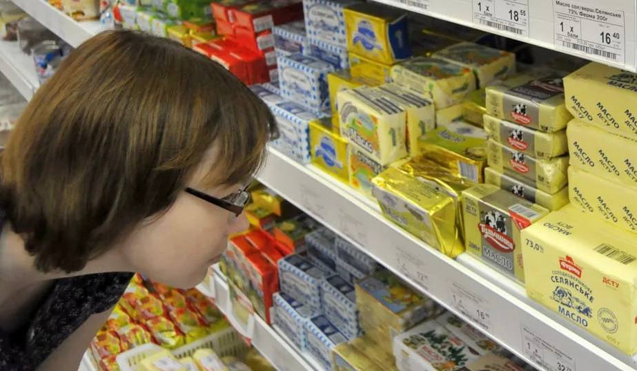 За последний год цены на продукты и безалкогольные напитки на Украине выросли более чем на 22%. Об этом свидетельствуют данные госстата страны. Из них следует, что больше всего подорожали яйца — на 86%. Цены на молоко поднялись на 22%, на овощи — на 35,4%, на фрукты — на 33,5%, на хлеб — на 22,3%.