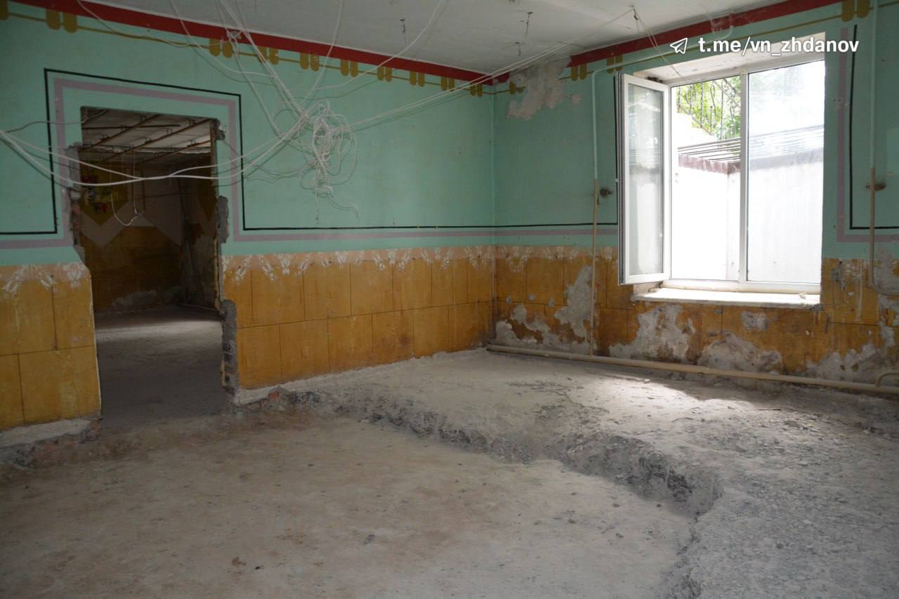 В Старооскольском медицинском колледже идет капитальный ремонт, который продлится три года и затронет четыре корпуса.   Проект модернизации, включающий ремонт исторических зданий, стал возможен благодаря федеральному проекту «Профессионалитет»  100 млн рублей  и национальному проекту «Молодёжь и дети»  217 млн рублей  с софинансированием из областного бюджета.  За четыре месяца уже отремонтирована кровля, заменены окна и трубы, установлена пожарная сигнализация, обновлены электросети, а также выполнен демонтаж старой отделки. Особое внимание уделяется ремонту столовой с увеличением высоты потолков и расширением проходов. Материалы для внутренней отделки завезены, ведется разработка дизайна фасада первого корпуса, - рассказал Владимир Жданов
