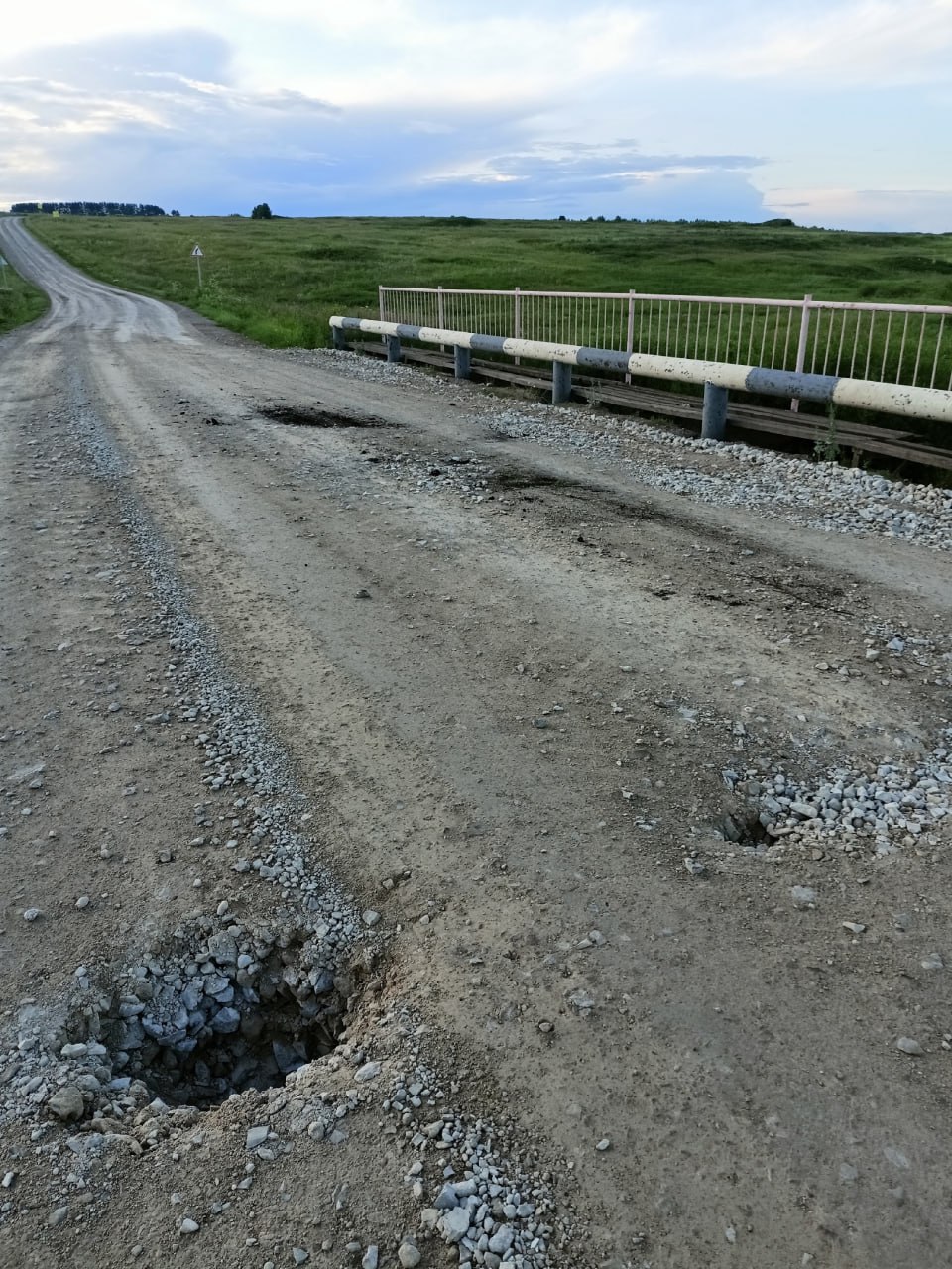 В Башкирии ямы на мосту на грани обрушения залатали травой. Власти заявили, что опасности в этом нет Жители села Байкибашево Караидельского района бьют тревогу. По их словам, мост, связывающий населенный пункт, находится на грани обрушения. Сельчане обратились к главе республики Радию Хабирову с просьбой сделать капремонт сооружения. Прибывшие на место дорожники ограничились лишь тем, что залатали ямы землей и травой, не устранив повреждения. Между тем власти поспешили успокоить обеспокоенных жителей. «Опасности разрушения моста в Байкибашево на 12 июля нет. В ситуации разбираемся с коллегами из профильных отделов», — сообщили в Управлении дорожного хозяйства республики.