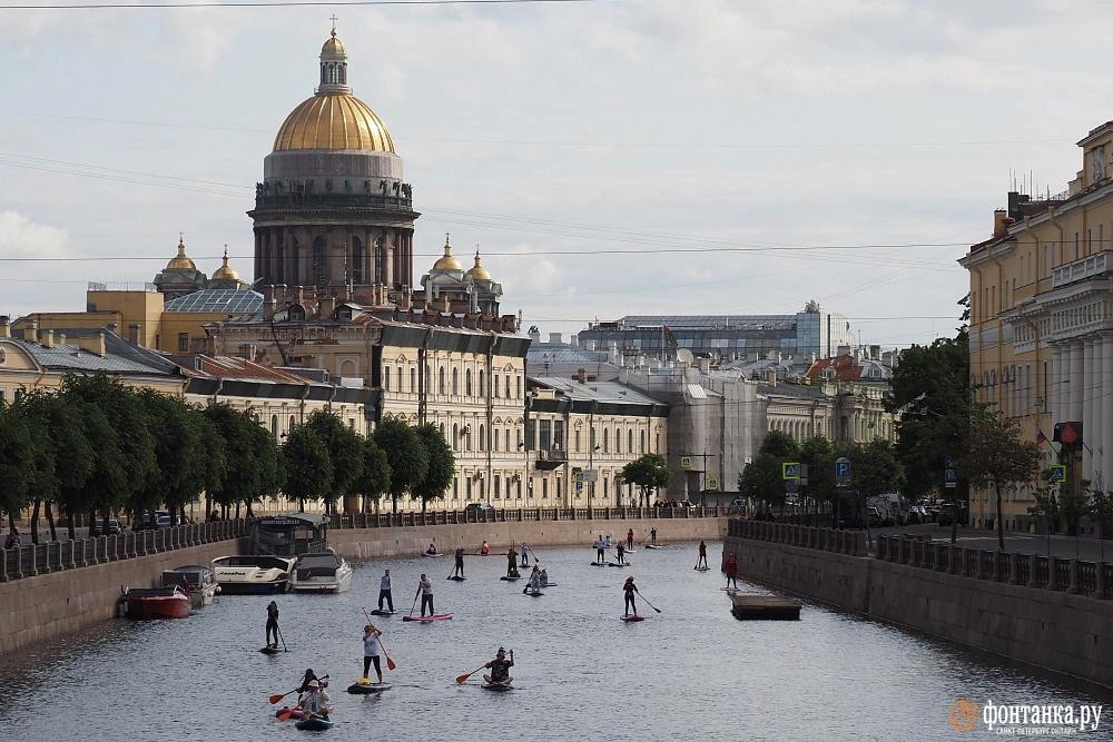 В Петербурге готовят правила для сапсерфинга В Петербурге обсуждают законопроект о регулировании сапбординга цель признать саптуризм видом деятельности навести порядок на воде и повысить безопасность В сообществе мнения делятся кто то боится лишней бюрократии кто то ждёт правил чтобы вычистить серый прокат В терминах СУ регламенты зон дистанции от фарватеров и мостов окна для массовых стартов ночные ограничения маршруты спасжилеты сопровождение групп базовый инструктаж и метеоконтроль допуск прокатчиков и инструкторов минимальные стандарты связь на воде ответственность и страхование координация с ГИМС и портовыми службами понятные санкции за нарушения Сухой остаток ясные правила минимальная бюрократия чище вода и сильнее рынка перегнём палку получим квест из справок вместо спокойных прогулок на сапах